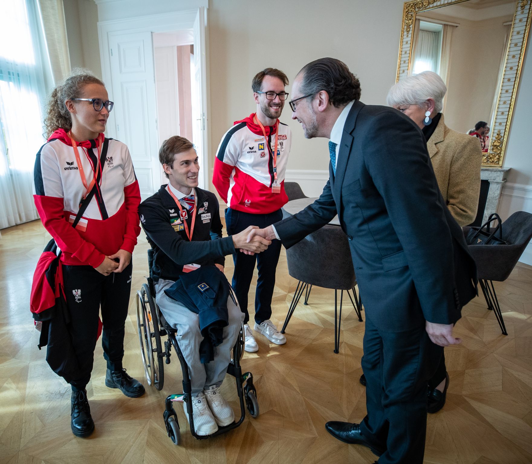 Am 26. Oktober 2021 empfing Bundeskanzler Alexander Schallenberg (r.) Sportler des &Ouml;sterreichischen Paralympischen Committees im Bundeskanzleramt.
