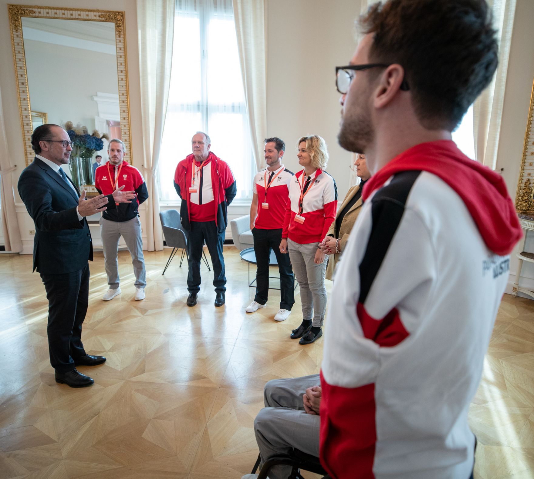 Am 26. Oktober 2021 empfing Bundeskanzler Alexander Schallenberg (l.) Sportler des &Ouml;sterreichischen Paralympischen Committees im Bundeskanzleramt.