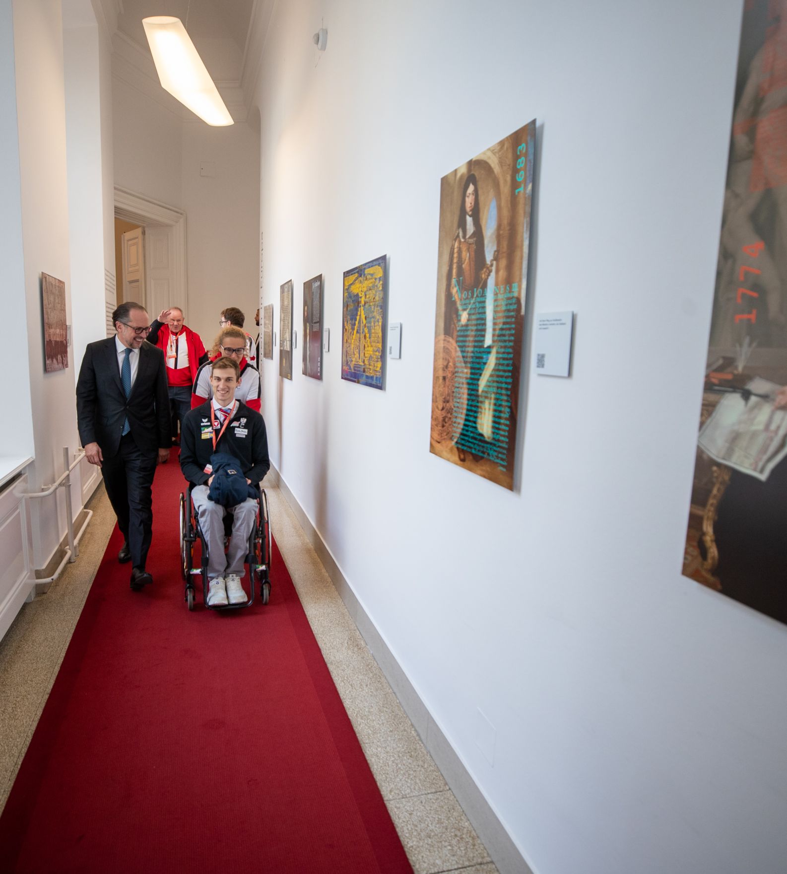 Am 26. Oktober 2021 empfing Bundeskanzler Alexander Schallenberg (l.) Sportler des &Ouml;sterreichischen Paralympischen Committees im Bundeskanzleramt.