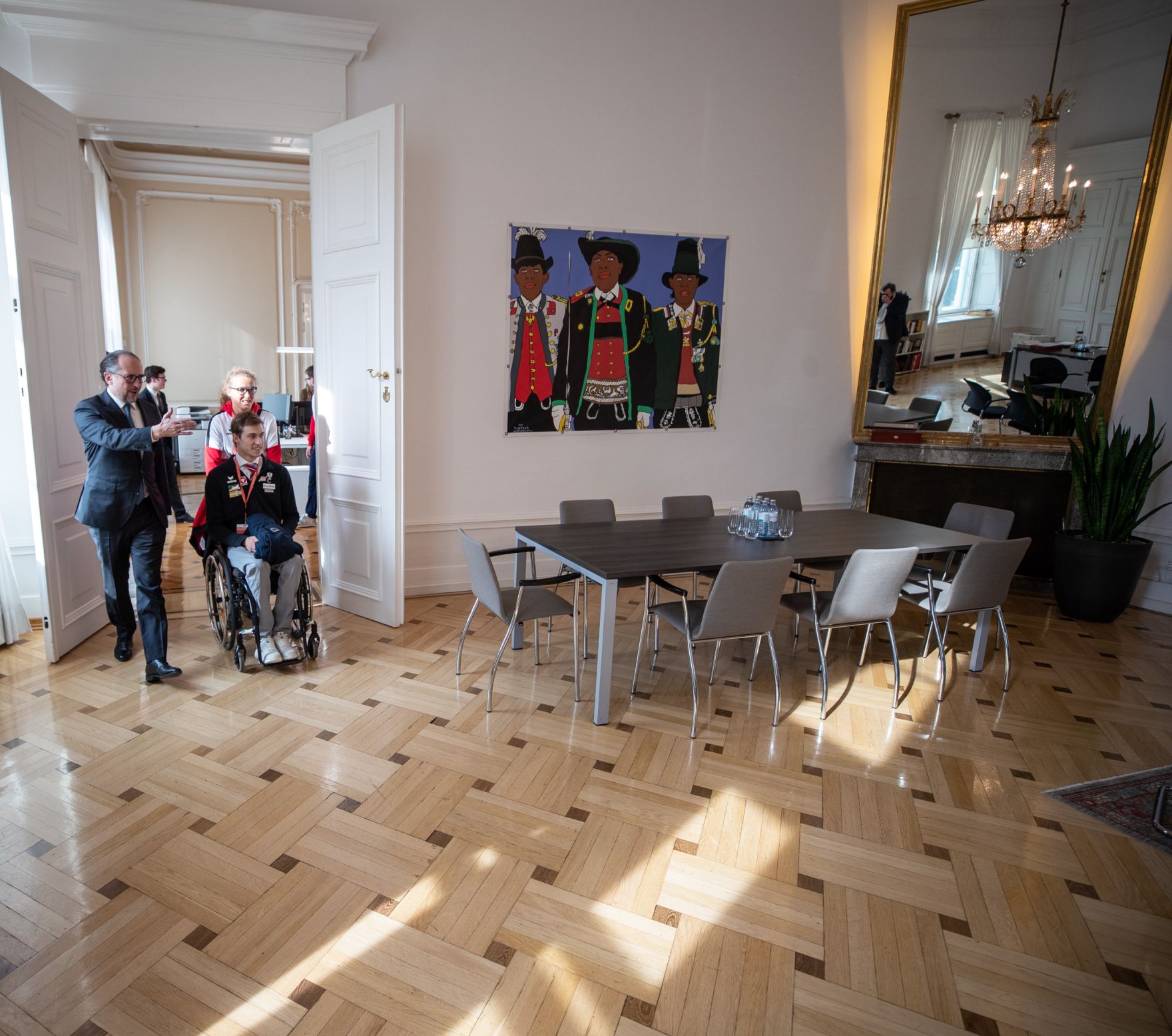 Am 26. Oktober 2021 empfing Bundeskanzler Alexander Schallenberg (l.) Sportler des &Ouml;sterreichischen Paralympischen Committees im Bundeskanzleramt.