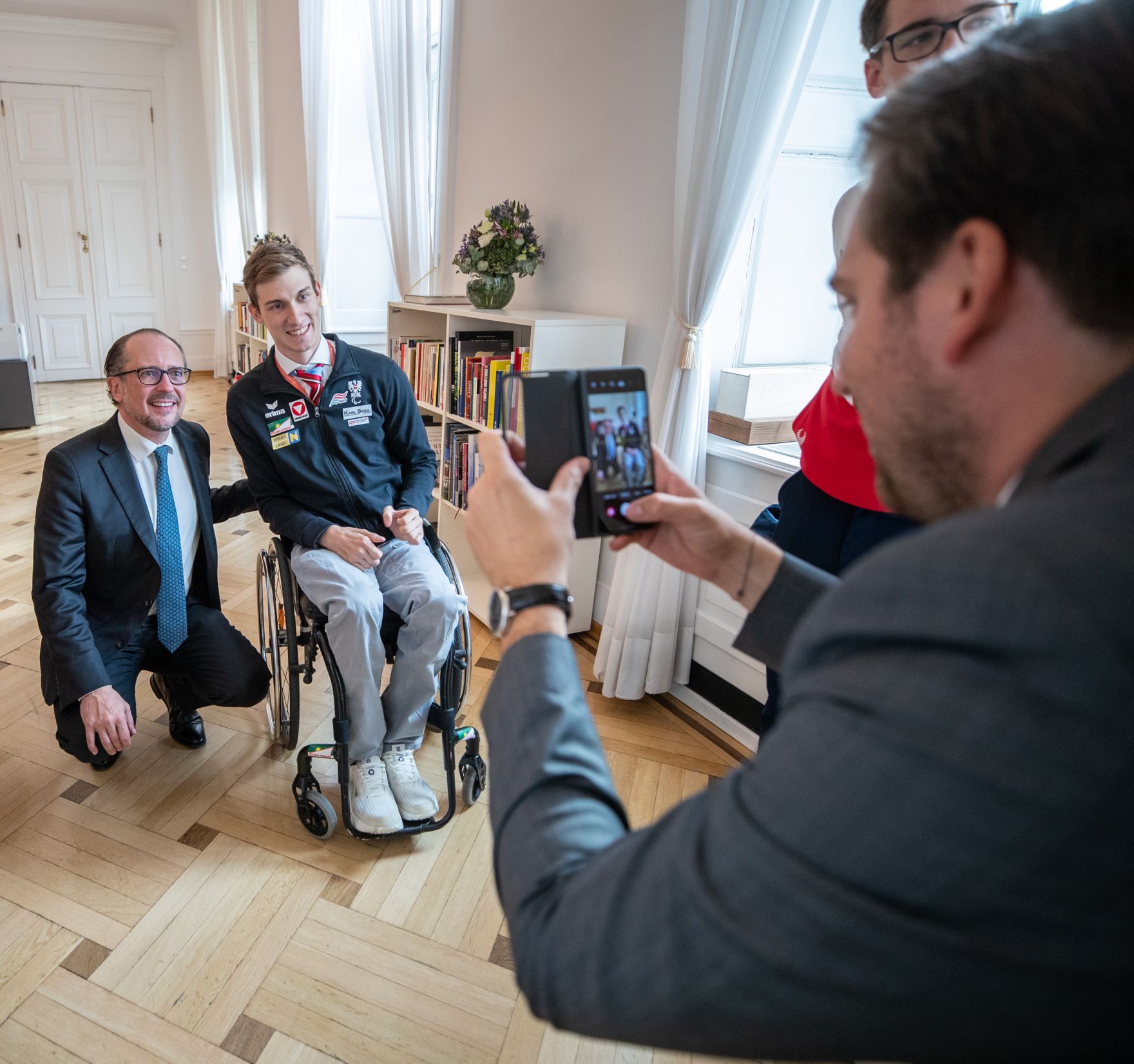 Am 26. Oktober 2021 empfing Bundeskanzler Alexander Schallenberg (l.) Sportler des &Ouml;sterreichischen Paralympischen Committees im Bundeskanzleramt.