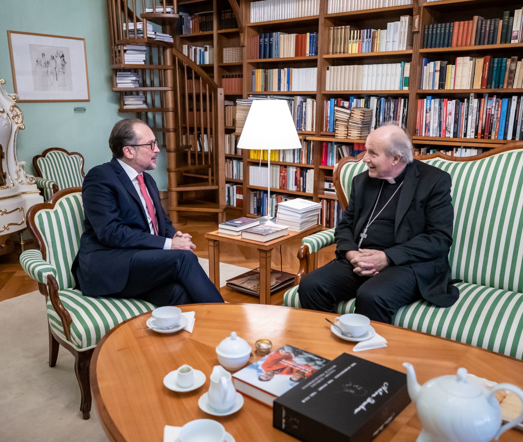 Am 28. Oktober 2021 besuchte Bundeskanzler Alexander Schallenberg (l.) den Erzbischof von Wien, Kardinal Christoph Sch&ouml;nborn (r.).