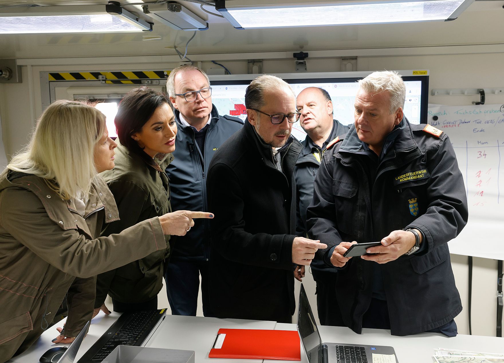 Am 28. Oktober 2021 besuchte Bundeskanzler Alexander Schallenberg (3.v.r.) das Waldbrand-Einsatzgebiet Reichenau an der Rax. Im Bild mit Bundesministerin Elisabeth K&ouml;stinger (2.v.l.) und Bundesministerin Klaudia Tanner (l.).