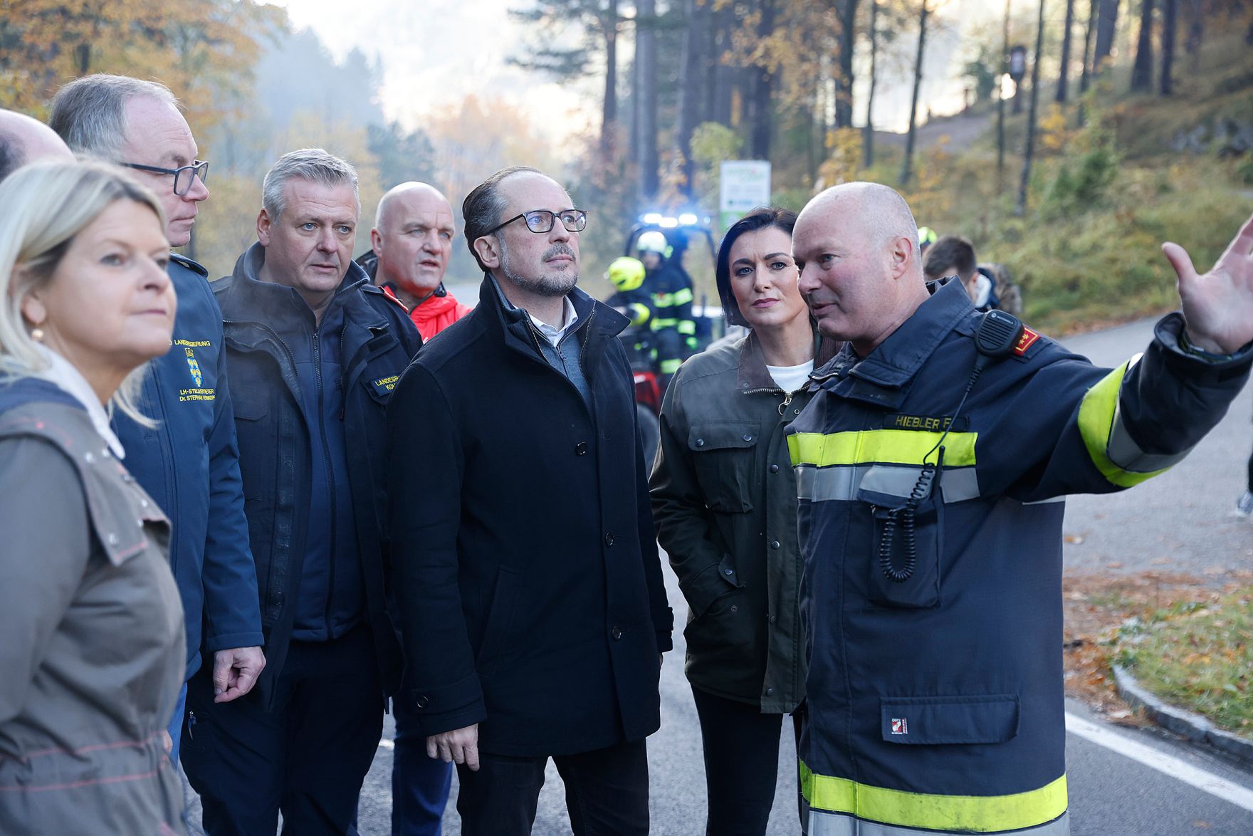 Am 28. Oktober 2021 besuchte Bundeskanzler Alexander Schallenberg (m.) das Waldbrand-Einsatzgebiet Reichenau an der Rax. Im Bild mit Bundesministerin Elisabeth K&ouml;stinger (2.v.r.) und Bundesministerin Klaudia Tanner (l.).
