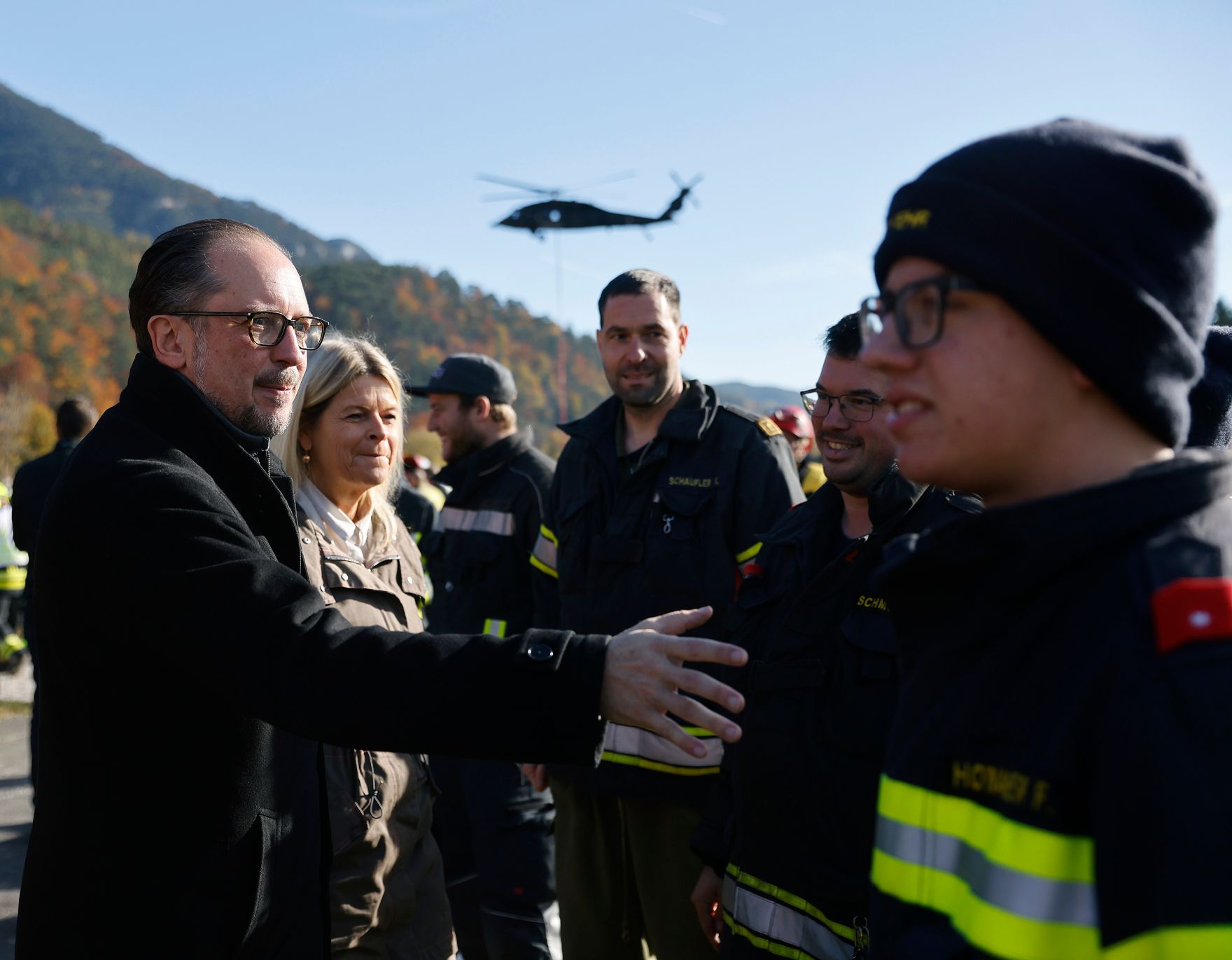 Am 28. Oktober 2021 besuchte Bundeskanzler Alexander Schallenberg (l.) das Waldbrand-Einsatzgebiet Reichenau an der Rax. Im Bild mit Bundesministerin Klaudia Tanner (2.v.l.).