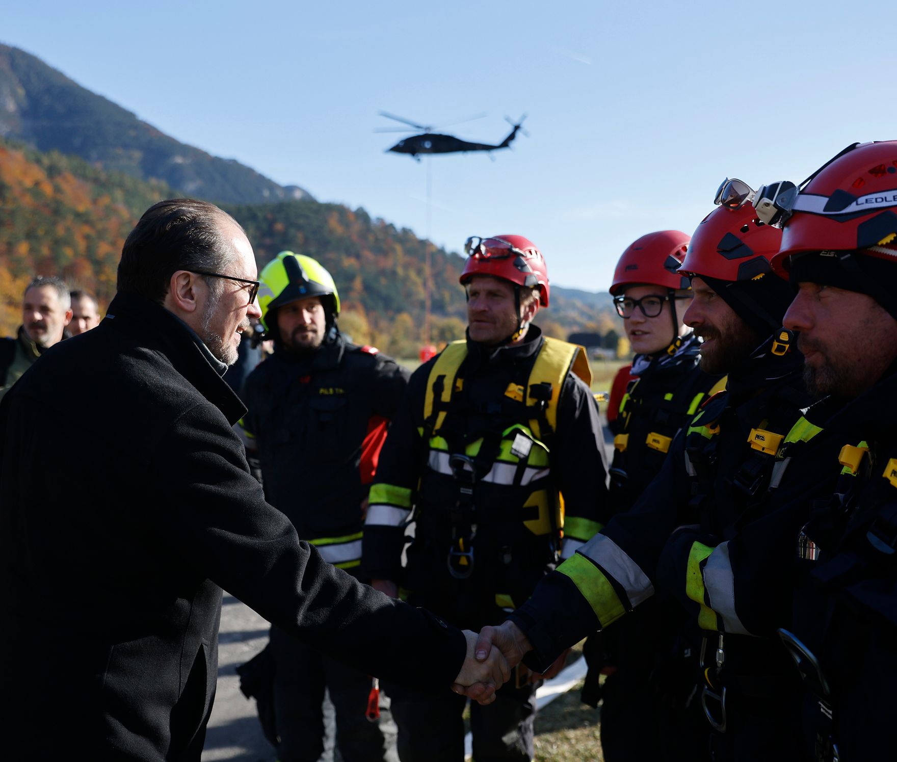 Am 28. Oktober 2021 besuchte Bundeskanzler Alexander Schallenberg (l.) das Waldbrand-Einsatzgebiet Reichenau an der Rax.