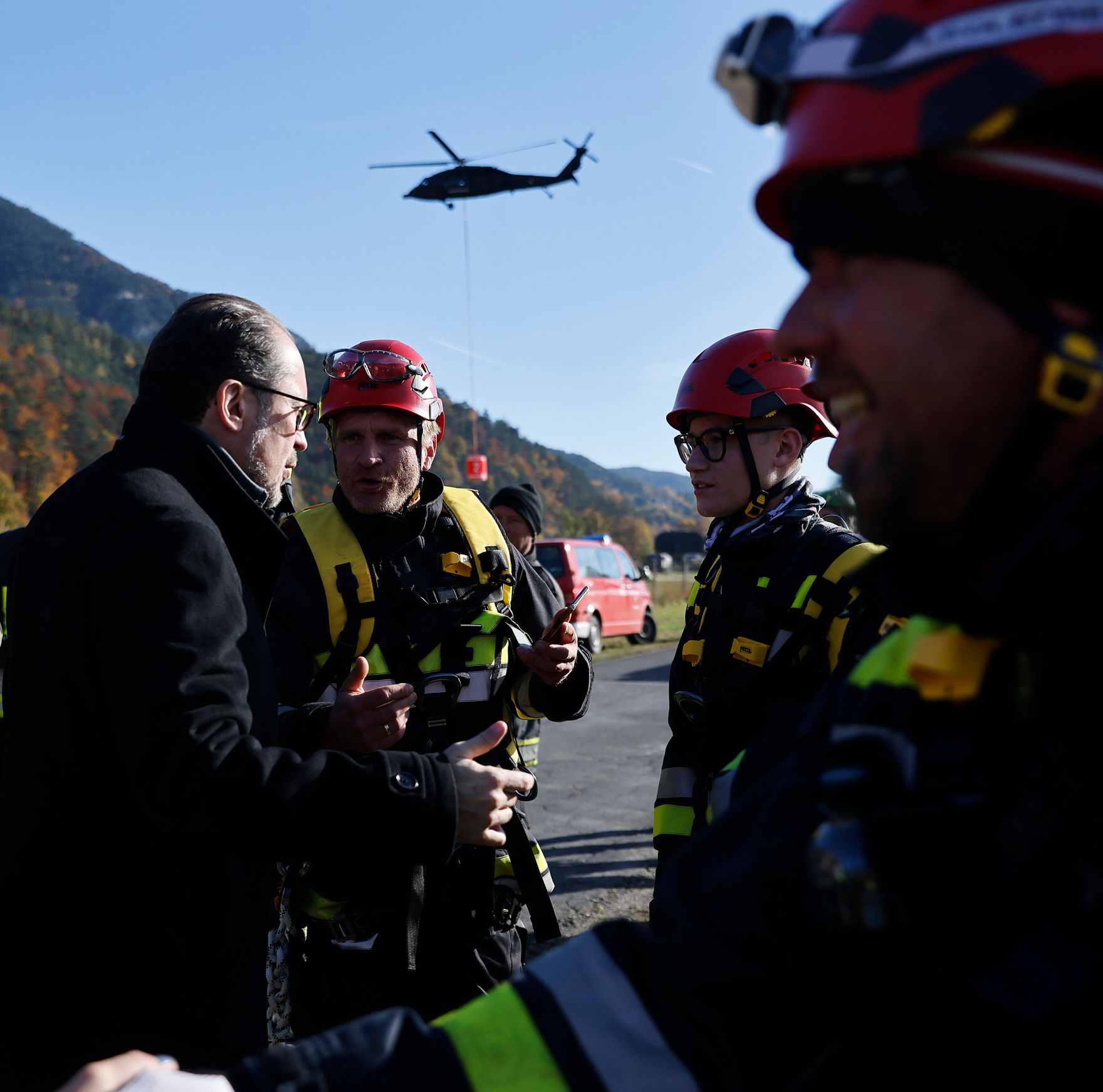 Am 28. Oktober 2021 besuchte Bundeskanzler Alexander Schallenberg (l.) das Waldbrand-Einsatzgebiet Reichenau an der Rax.