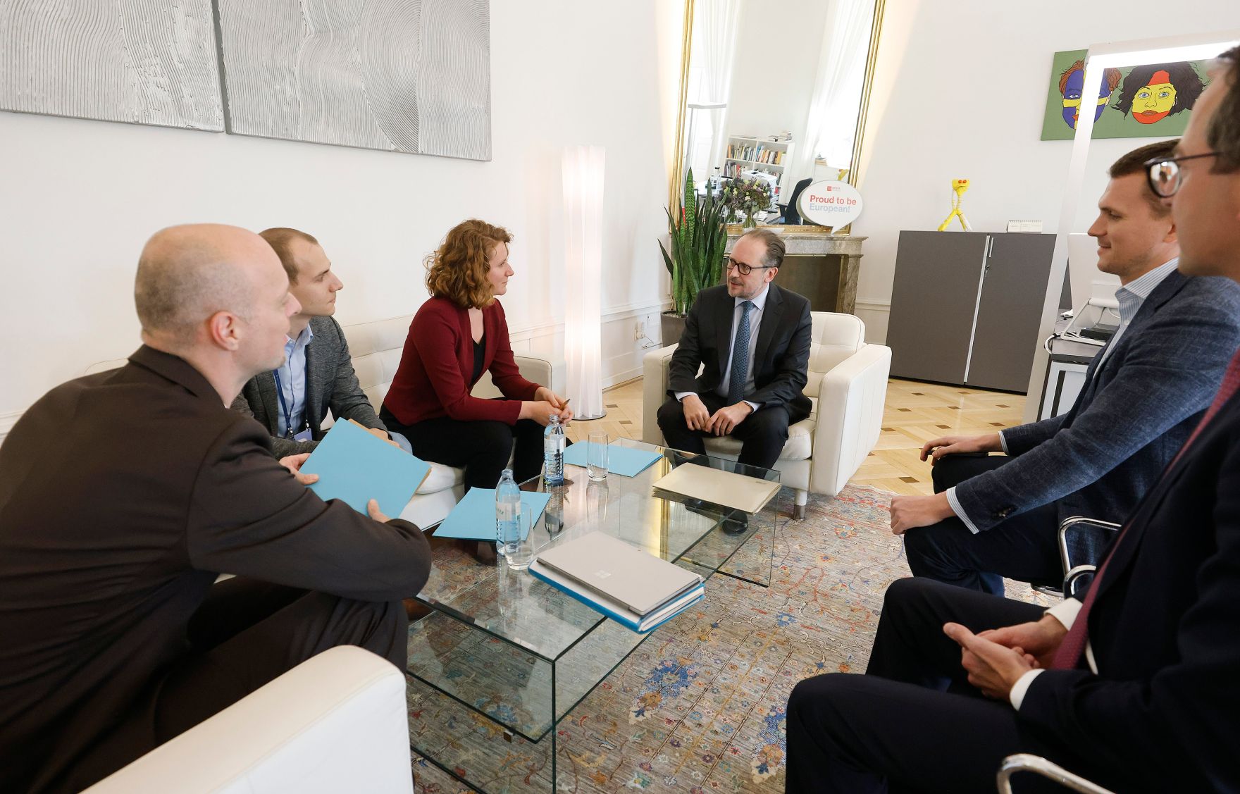 Am 29. Oktober 2021 empfing Bundeskanzler Alexander Schallenberg (m.r.) Katharina Rogenhofer, Sprecherin des Klimavolksbegehrens (m.l.) zu einem Gespr&auml;ch.