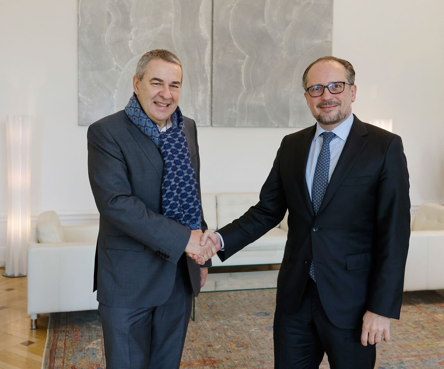 Am 29. Oktober 2021 empfing Bundeskanzler Alexander Schallenberg (r.) Norbert Schnedl, Vizepr&auml;sident des &Ouml;sterreichischen Gewerkschaftsbundes (l.).