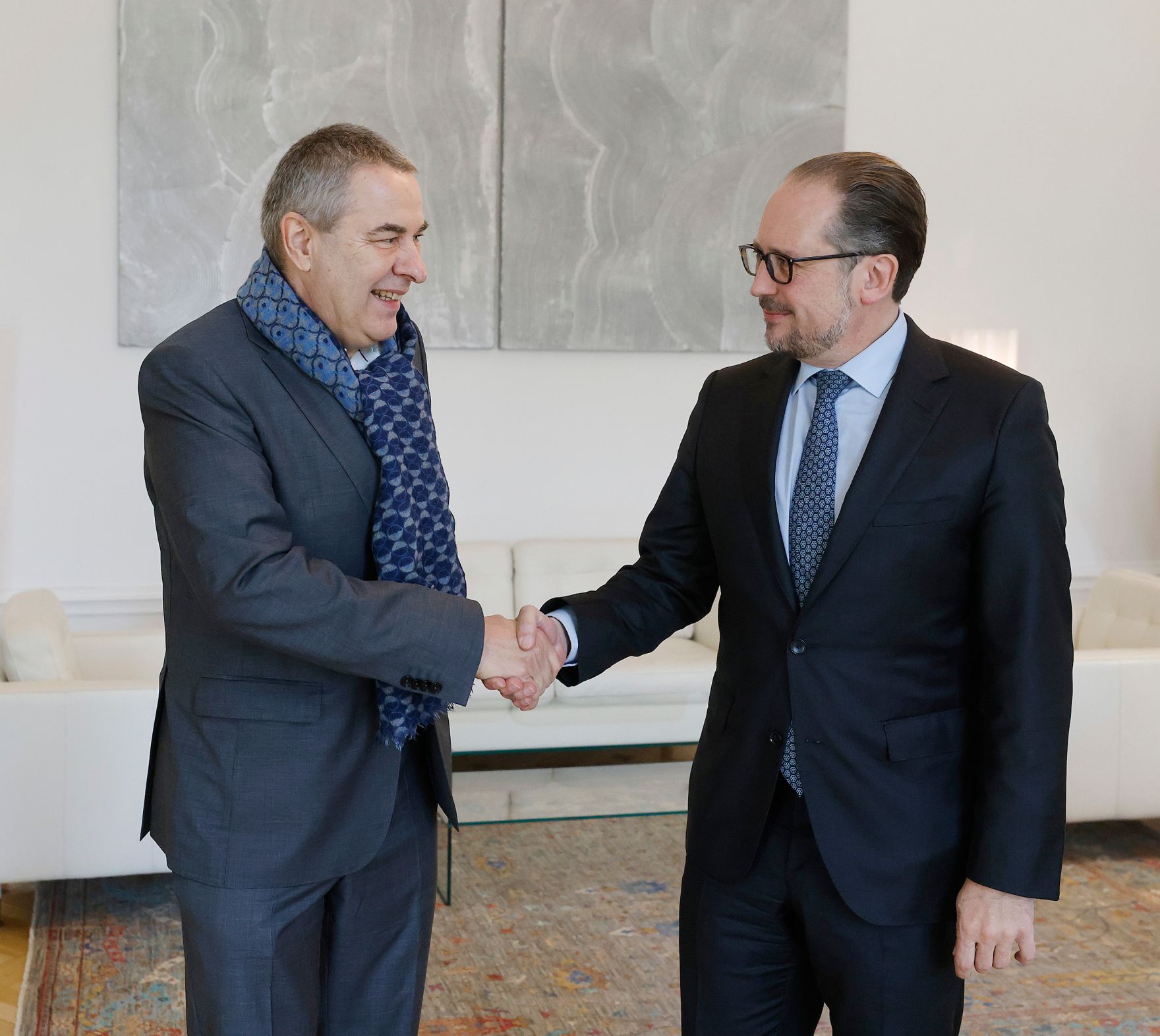 Am 29. Oktober 2021 empfing Bundeskanzler Alexander Schallenberg (r.) Norbert Schnedl, Vizepr&auml;sident des &Ouml;sterreichischen Gewerkschaftsbundes (l.).