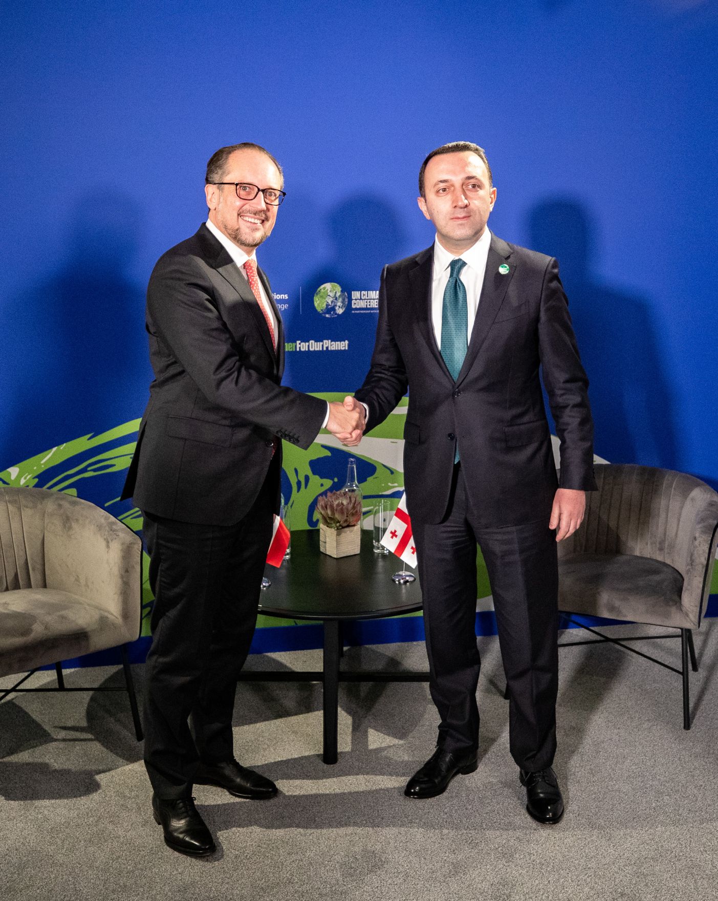 Am 1. November 2021 nahm Bundeskanzler Alexander Schallenberg (l.) an der UN-Klimakonferenz 2021 in Glasgow teil. Im Bild mit dem georgischen Premierminister Irakli Gharibaschwili (r.).