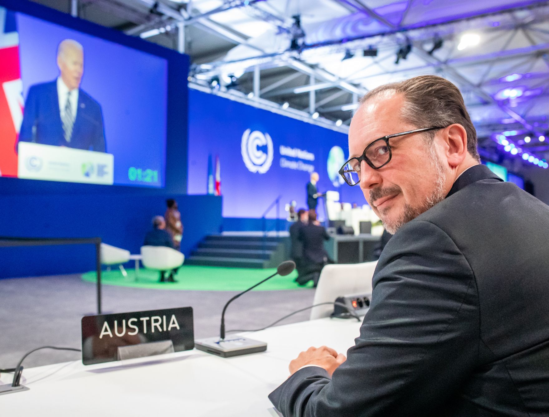 Am 1. November 2021 nahm Bundeskanzler Alexander Schallenberg (r.) an der UN-Klimakonferenz 2021 in Glasgow teil. Im Bild bei der Rede von US Pr&auml;sident Joe Biden.