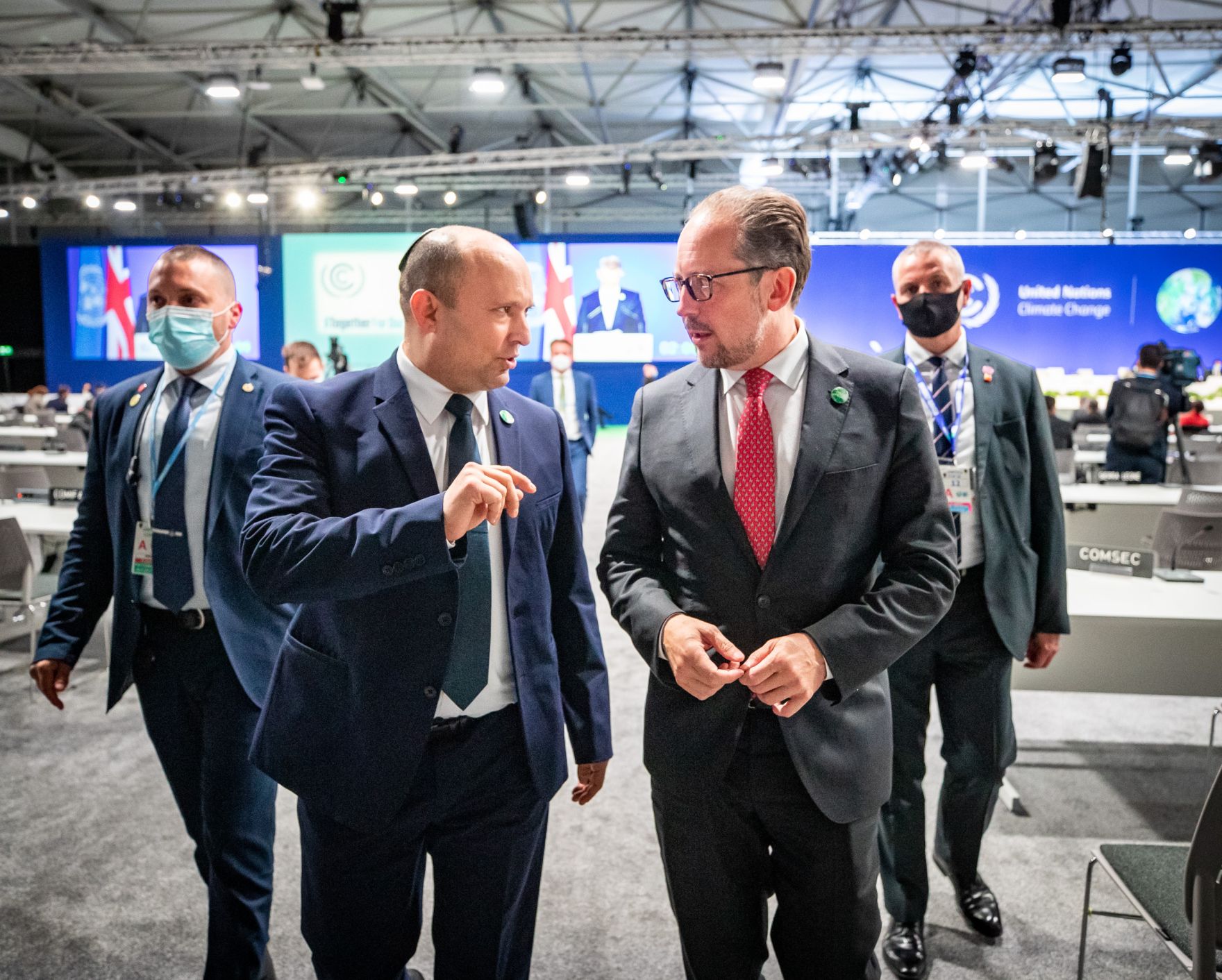 Am 1. November 2021 nahm Bundeskanzler Alexander Schallenberg (r.) an der UN-Klimakonferenz 2021 in Glasgow teil. Im Bild mit dem israelischen Premierminister Naftali Bennett (l.).