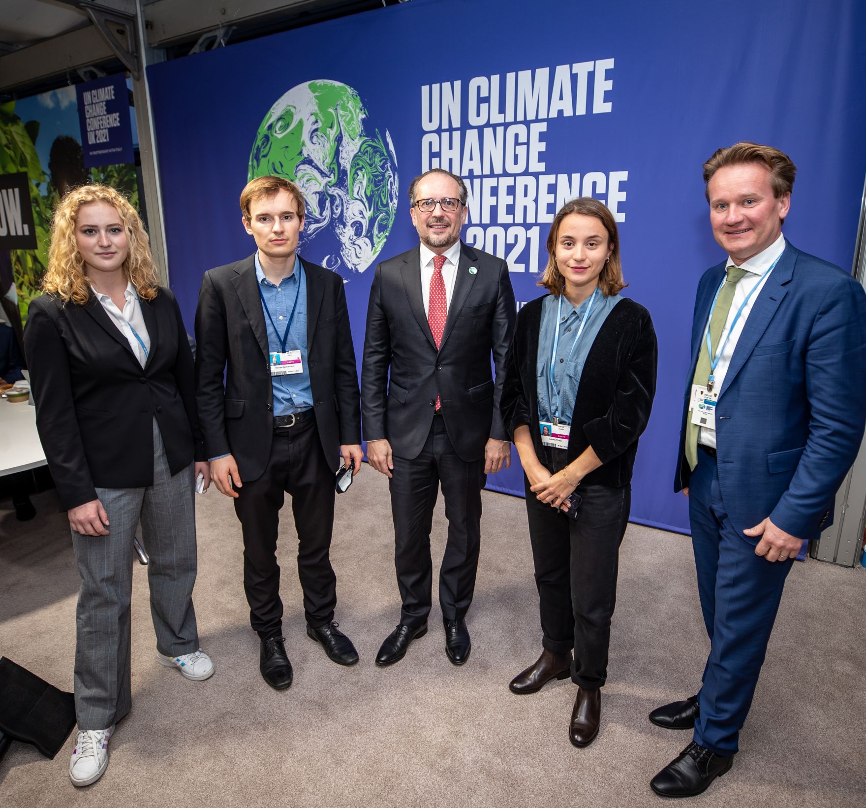 Am 1. November 2021 nahm Bundeskanzler Alexander Schallenberg (m.) an der UN-Klimakonferenz 2021 in Glasgow teil. Im Bild mit der &ouml;sterreichischen Youth Delegation.