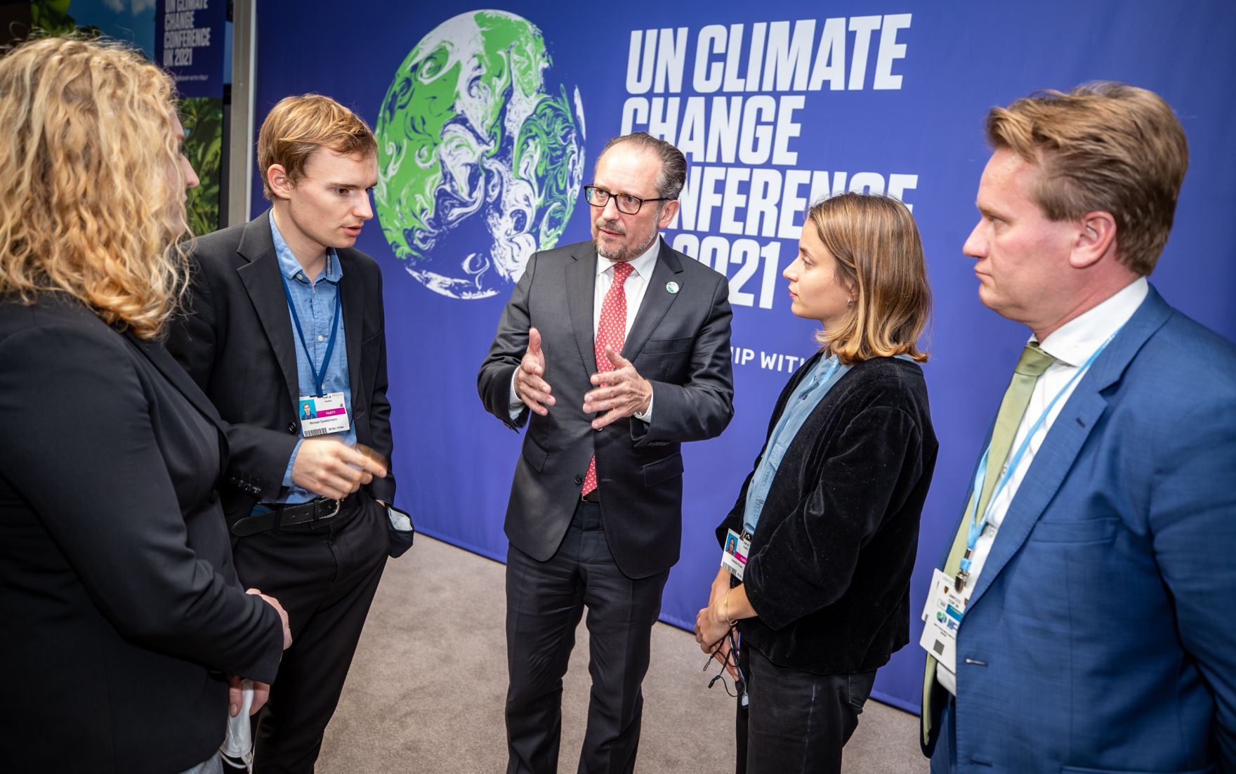 Am 1. November 2021 nahm Bundeskanzler Alexander Schallenberg (m.) an der UN-Klimakonferenz 2021 in Glasgow teil. Im Bild mit der &ouml;sterreichischen Youth Delegation.