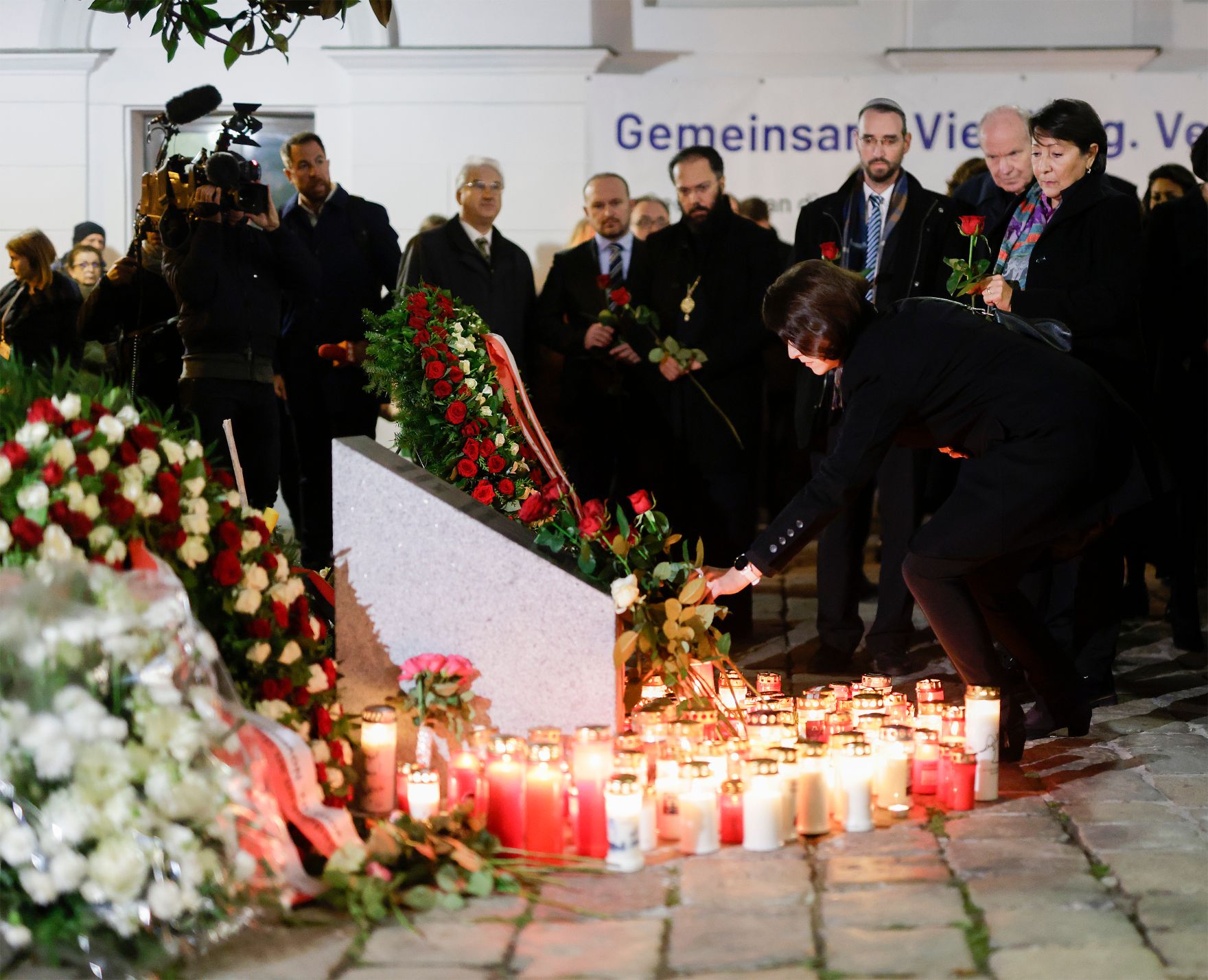 Am 2. November 2021 nahm Bundeskanzler Alexander Schallenebrg an der Gedenkveranstaltung an die Opfer des Terroranschlages in der Wiener Ruprechtskirche teil. Im Bild Bundesministerin Karoline Edtstadler.