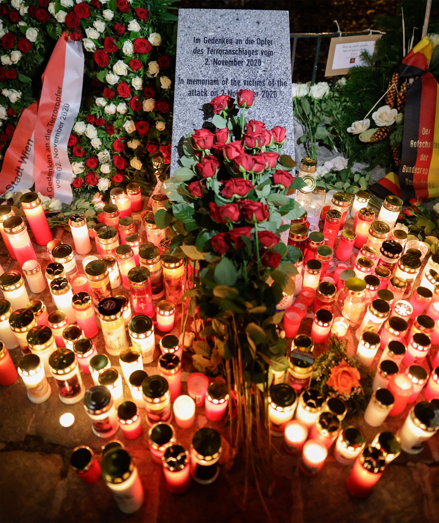 Am 2. November 2021 nahm Bundeskanzler Alexander Schallenebrg an der Gedenkveranstaltung an die Opfer des Terroranschlages in der Wiener Ruprechtskirche teil.