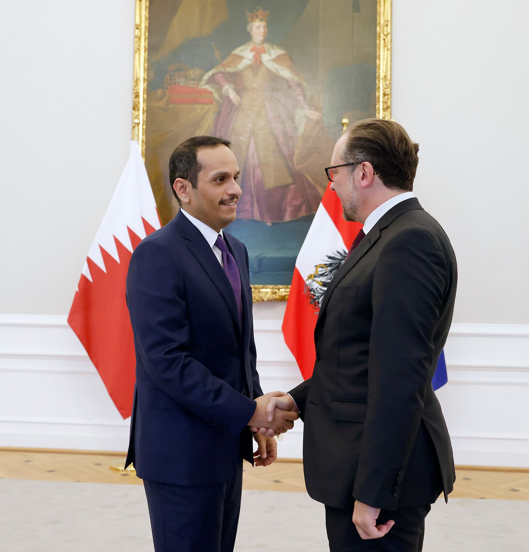Am 2. November 2021 empfing Bundeskanzler Alexander Schallenberg (r.) stellvertretend Premier von Katar Scheich Mohammed bin Abdulrahman bin Jassim (l.) zu einem Gespr&auml;ch.