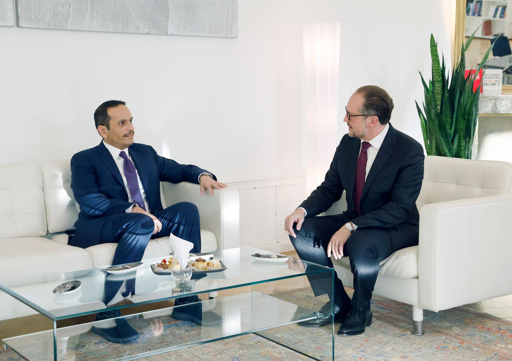 Am 2. November 2021 empfing Bundeskanzler Alexander Schallenberg (r.) stellvertretend Premier von Katar Scheich Mohammed bin Abdulrahman bin Jassim (l.) zu einem Gespr&auml;ch.