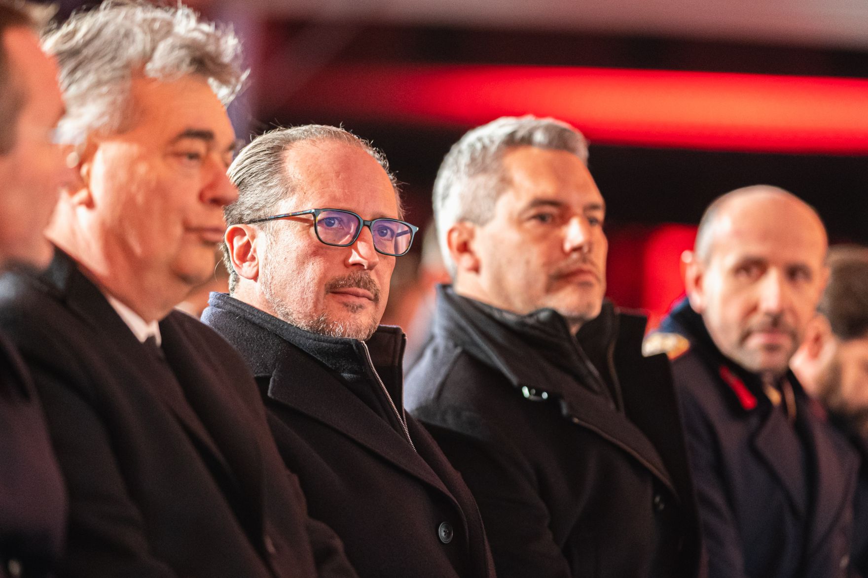 Am 02. November 2021 nahm Bundeskanzler Alexander Schallenberg (m). an der Ehrung von Polizisten anl&auml;sslich des Terroranschlages in der Wiener Innenstadt im November 2020 teil. Im Bild mit Bundesministerin Karl Nehammer (r.) und Vizekanzler Werner Kogler (l.).