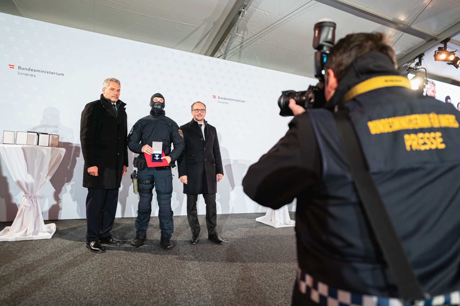 Am 02. November 2021 nahm Bundeskanzler Alexander Schallenberg (r.) an der Ehrung von Polizisten anl&auml;sslich des Terroranschlages in der Wiener Innenstadt im November 2020 teil. Im Bild mit Bundesminister Karl Nehammer (l.).