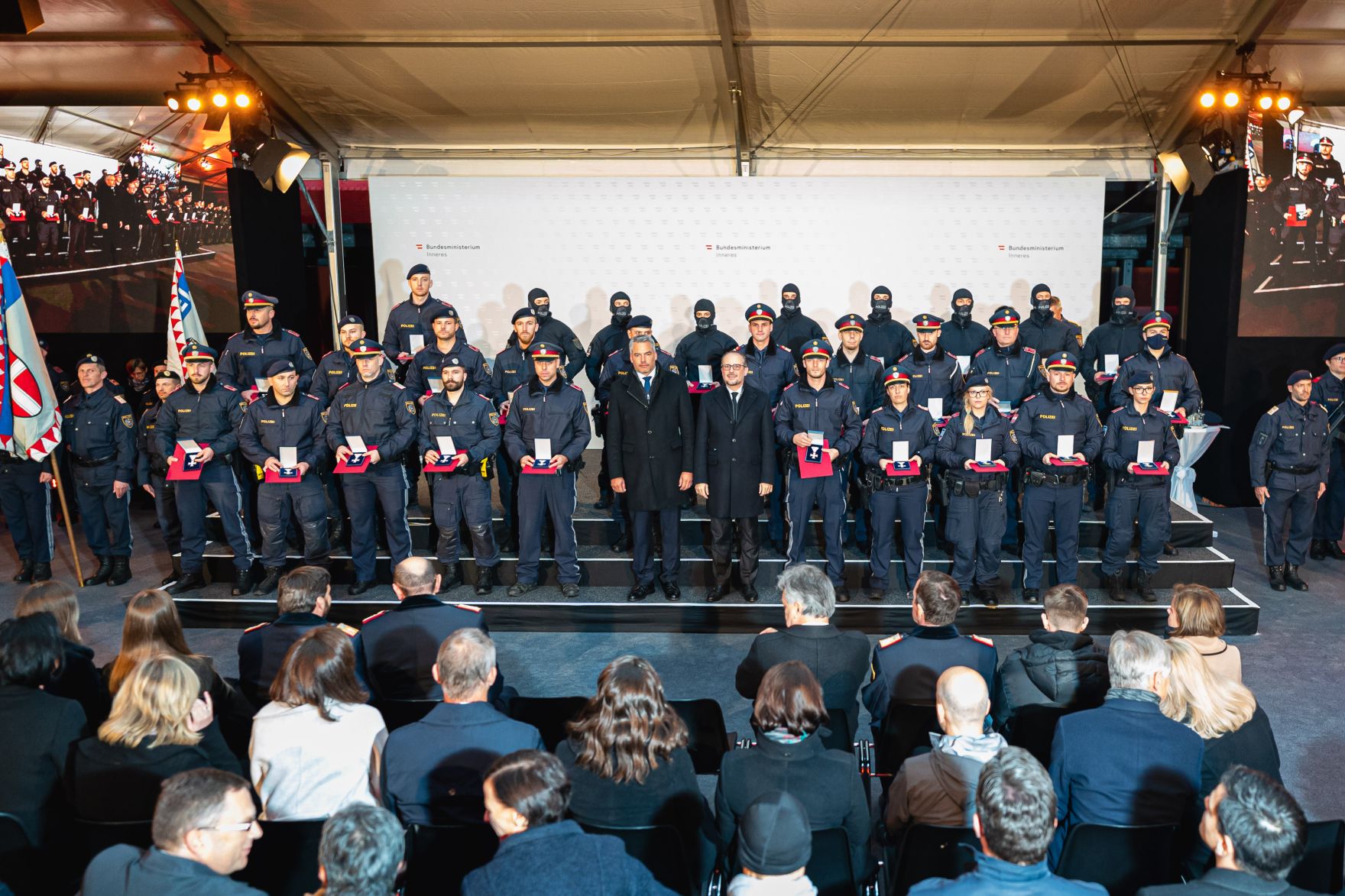 Am 02. November 2021 nahm Bundeskanzler Alexander Schallenberg (m. r.) an der Ehrung von Polizisten anl&auml;sslich des Terroranschlages in der Wiener Innenstadt im November 2020 teil. Im Bild mit Bundesminister Karl Nehammer (m. l.).