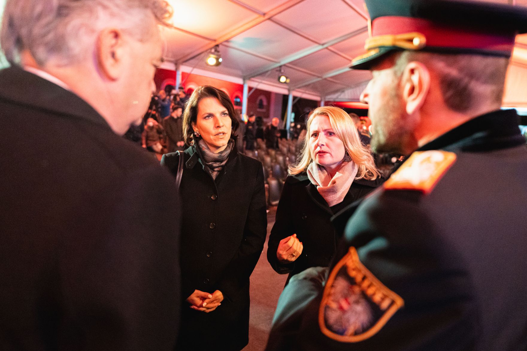 Am 02. November 2021 nahm Bundeskanzler Alexander Schallenberg an der Ehrung von Polizisten anl&auml;sslich des Terroranschlages in der Wiener Innenstadt im November 2020 teil. Im Bild Bundesministerin Susanne Raab (m.) und Bundesministerin Karoline Edtstadler (l.).