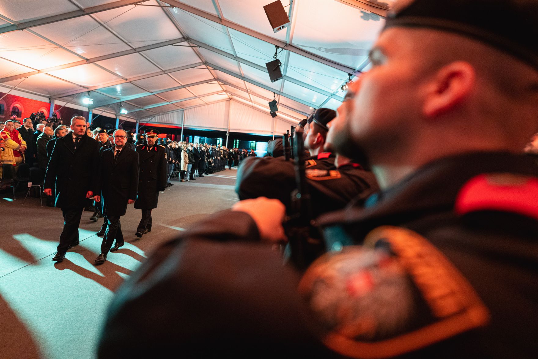 Am 02. November 2021 nahm Bundeskanzler Alexander Schallenberg (r.) an der Ehrung von Polizisten anl&auml;sslich des Terroranschlages in der Wiener Innenstadt im November 2020 teil. Im Bild mit Bundesminister Karl Nehammer (l.).