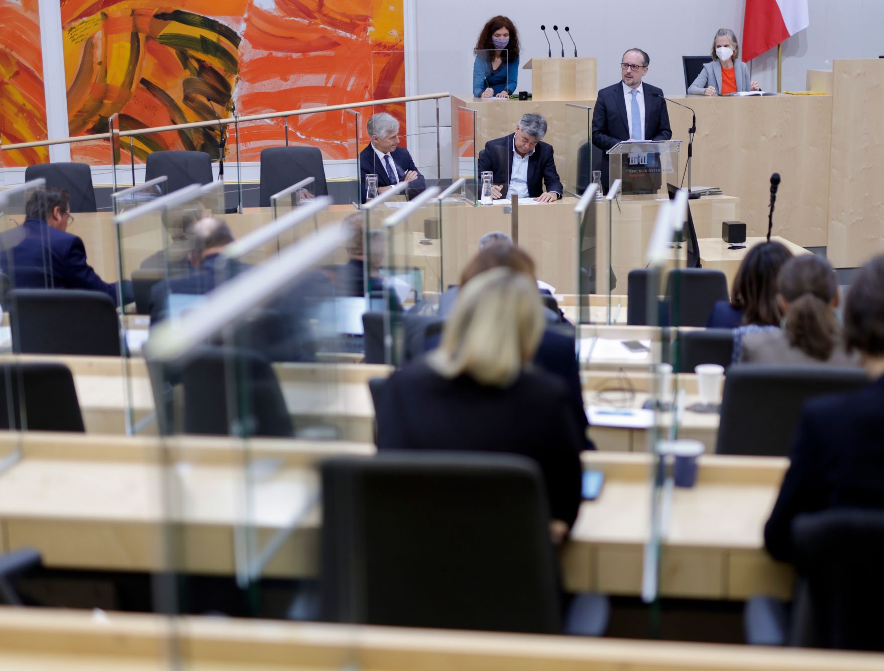 Am 3. November 2021 nahm Bundeskanzler Alexander Schallenberg (r.) an der Plenarsitzungen des Bundesrates teil. Im Bild mit Vizekanzler Werner Kogler (m.) und Bundesminister Michael Linhart (l.).
