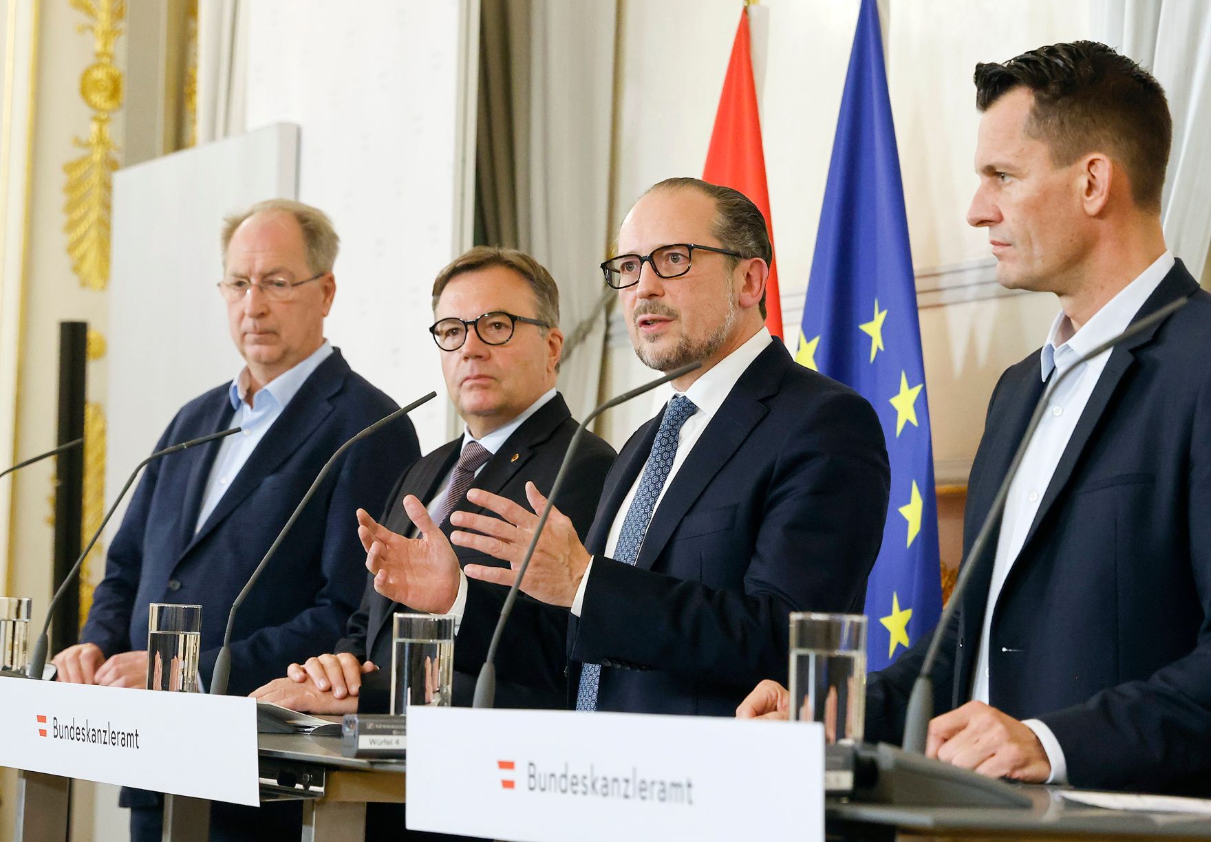 Am 5. November 2021 fand ein treffen zwischen Mitgliedern der Bundesregierung und den Landeshauptleuten zum Thema &bdquo;Ma&szlig;nahmen im Kampf gegen Corona&ldquo; statt. Im Bild Bundeskanzler Alexander Schallenberg (m.r.), Bundesminister Wolfgang M&uuml;ckstein (r.) und Landeshauptmann G&uuml;nther Platter (m.l.) bei der Pressekonferenz nach der Sitzung.