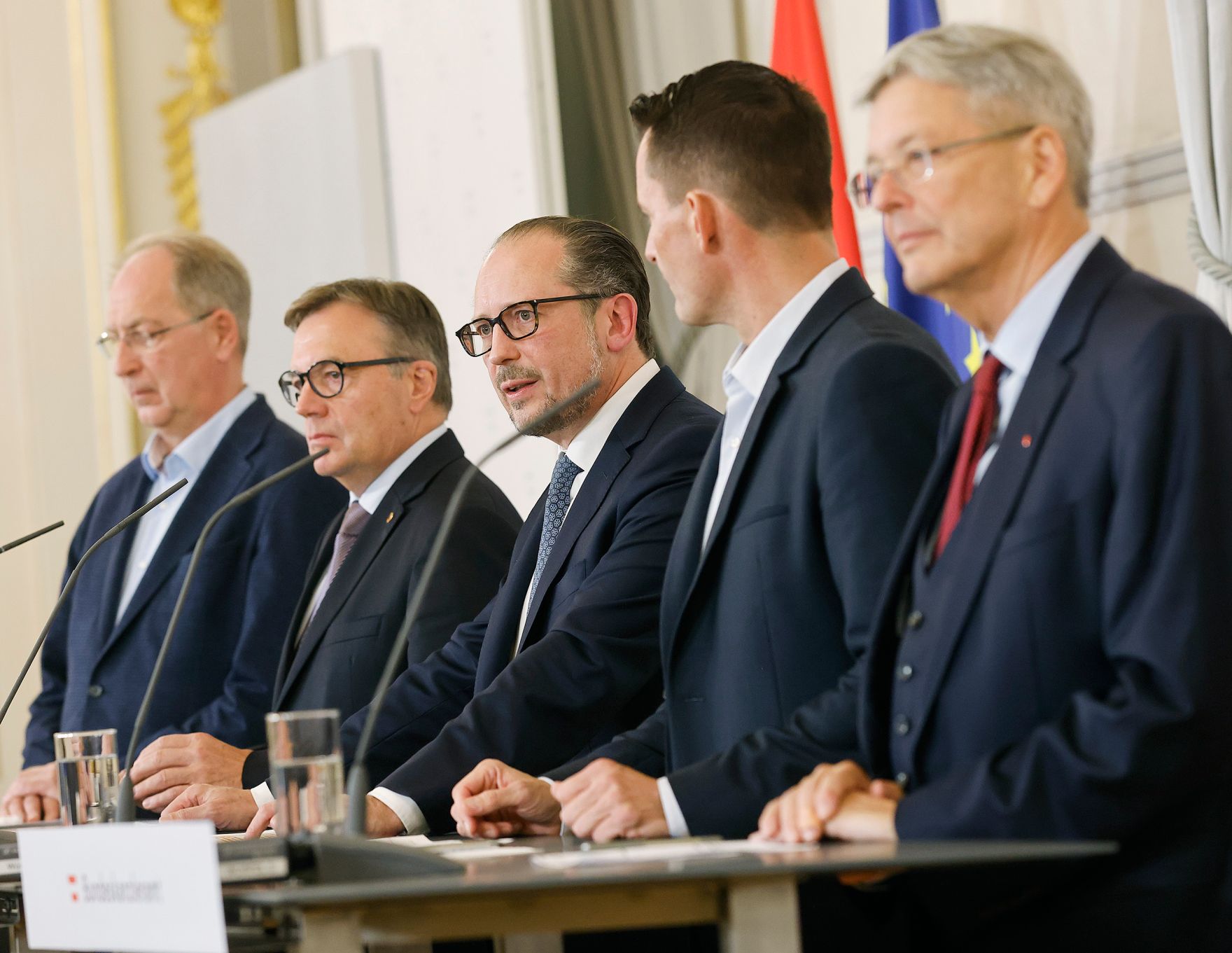 Am 5. November 2021 fand ein treffen zwischen Mitgliedern der Bundesregierung und den Landeshauptleuten zum Thema &bdquo;Ma&szlig;nahmen im Kampf gegen Corona&ldquo; statt. Im Bild Bundeskanzler Alexander Schallenberg (m.), Bundesminister Wolfgang M&uuml;ckstein (m.r.), Landeshauptmann G&uuml;nther Platter (m.l.) und Landeshauptmann Peter Kaiser (r.) bei der Pressekonferenz nach der Sitzung.
