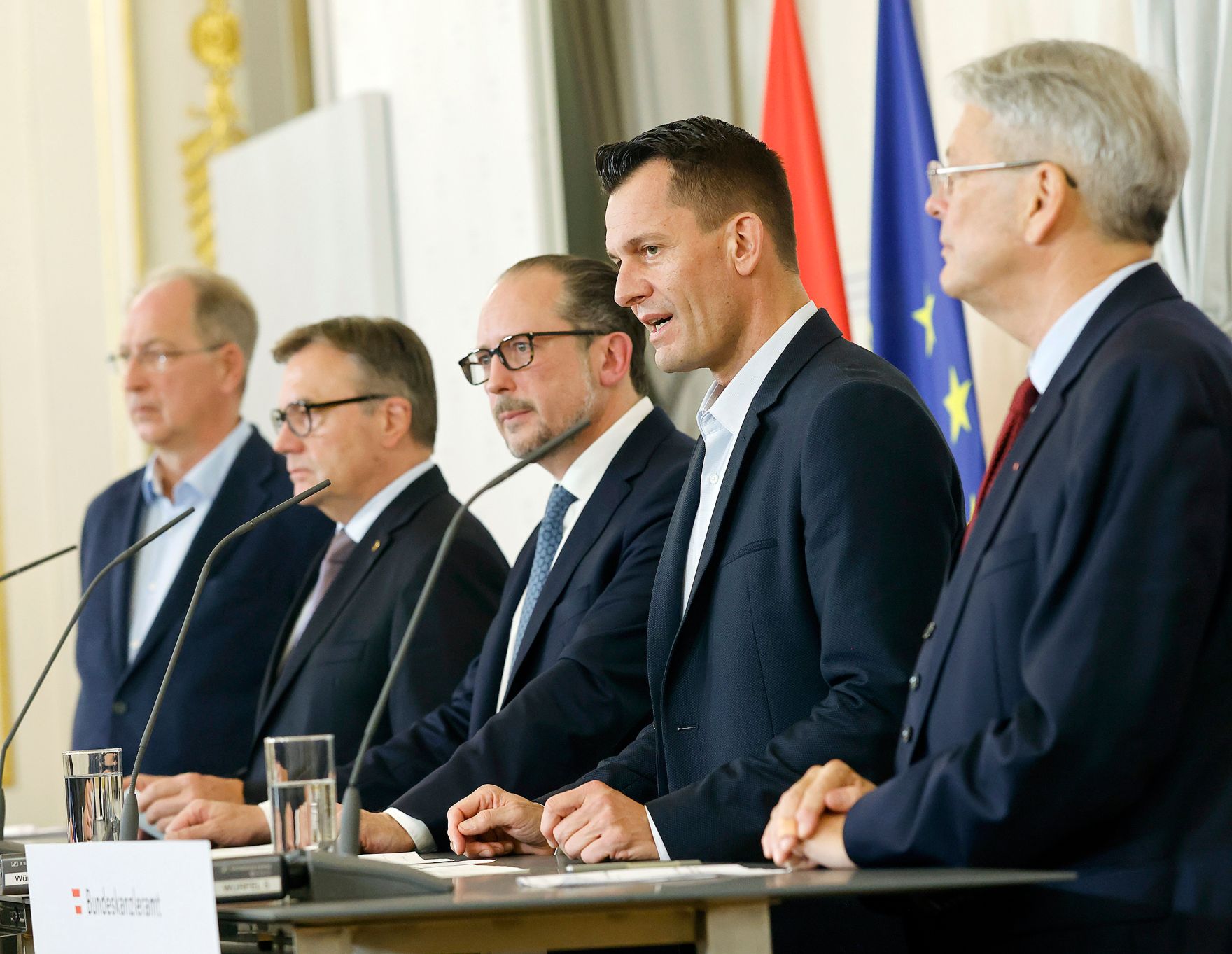 Am 5. November 2021 fand ein treffen zwischen Mitgliedern der Bundesregierung und den Landeshauptleuten zum Thema &bdquo;Ma&szlig;nahmen im Kampf gegen Corona&ldquo; statt. Im Bild Bundeskanzler Alexander Schallenberg (m.), Bundesminister Wolfgang M&uuml;ckstein (m.r.), Landeshauptmann G&uuml;nther Platter (m.l.) und Landeshauptmann Peter Kaiser (r.) bei der Pressekonferenz nach der Sitzung.