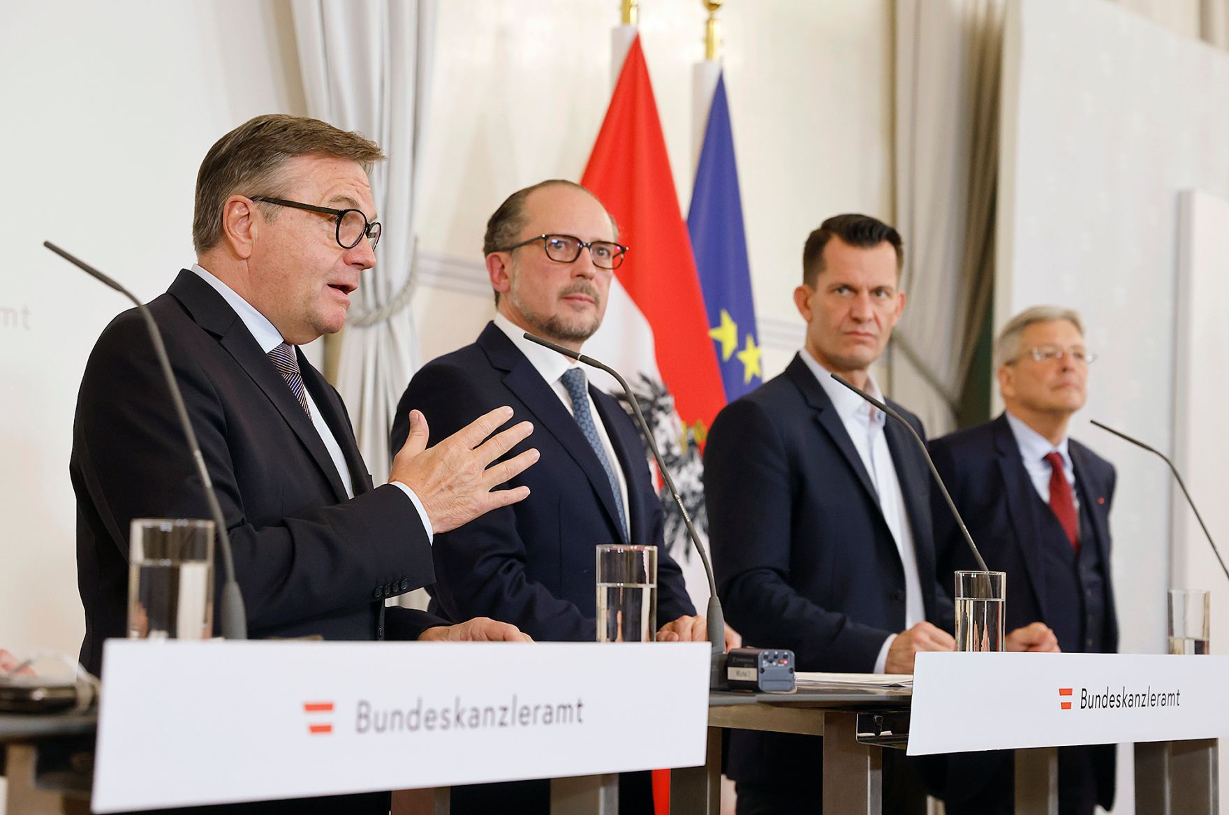 Am 5. November 2021 fand ein treffen zwischen Mitgliedern der Bundesregierung und den Landeshauptleuten zum Thema &bdquo;Ma&szlig;nahmen im Kampf gegen Corona&ldquo; statt. Im Bild Bundeskanzler Alexander Schallenberg (m.l.), Bundesminister Wolfgang M&uuml;ckstein (m.r.), Landeshauptmann G&uuml;nther Platter (l.) und Landeshauptmann Peter Kaiser (r.) bei der Pressekonferenz nach der Sitzung.