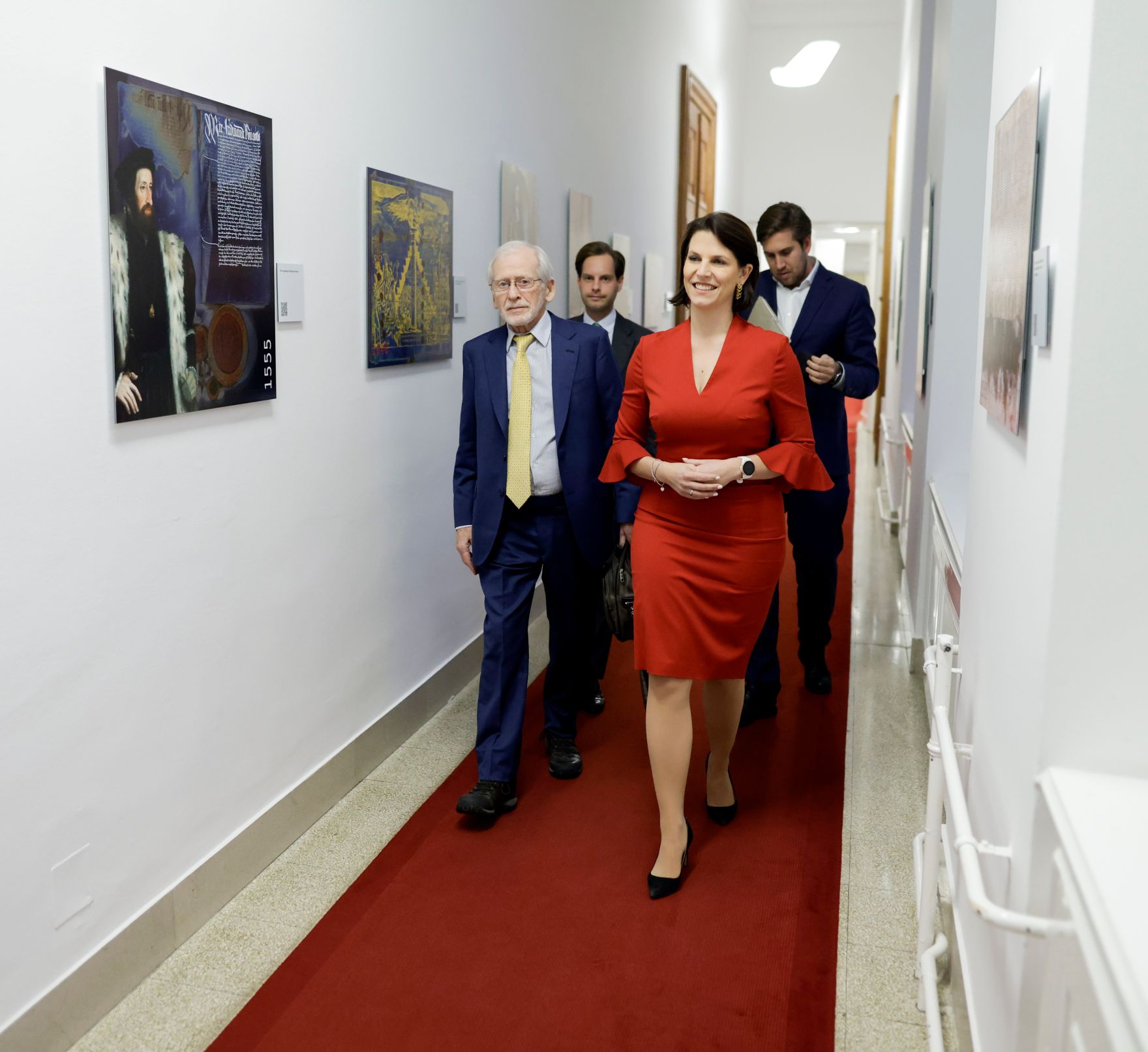 Am 8. November 2021 &uuml;berreichte Bundeskanzler Alexander Schallenberg gemeinsam mit Bundesministerin Karoline Edtstadler (r.) ein Ehrenzeichen an Kurt Tutter (l.).