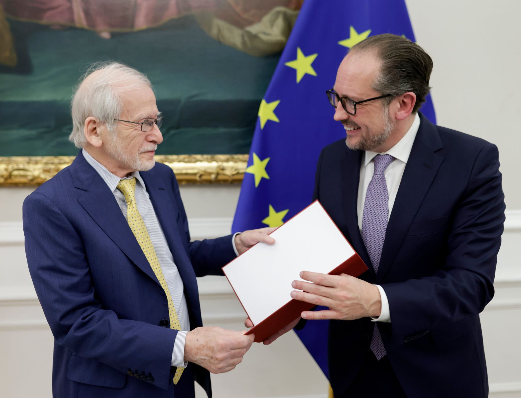 Am 8. November 2021 &uuml;berreichte Bundeskanzler Alexander Schallenberg (r.) gemeinsam mit Bundesministerin Karoline Edtstadler ein Ehrenzeichen an Kurt Tutter (l.).