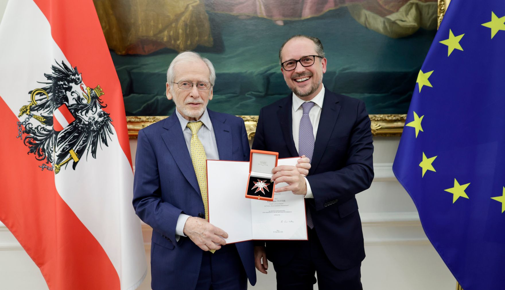Am 8. November 2021 &uuml;berreichte Bundeskanzler Alexander Schallenberg (r.) gemeinsam mit Bundesministerin Karoline Edtstadler ein Ehrenzeichen an Kurt Tutter (l.).