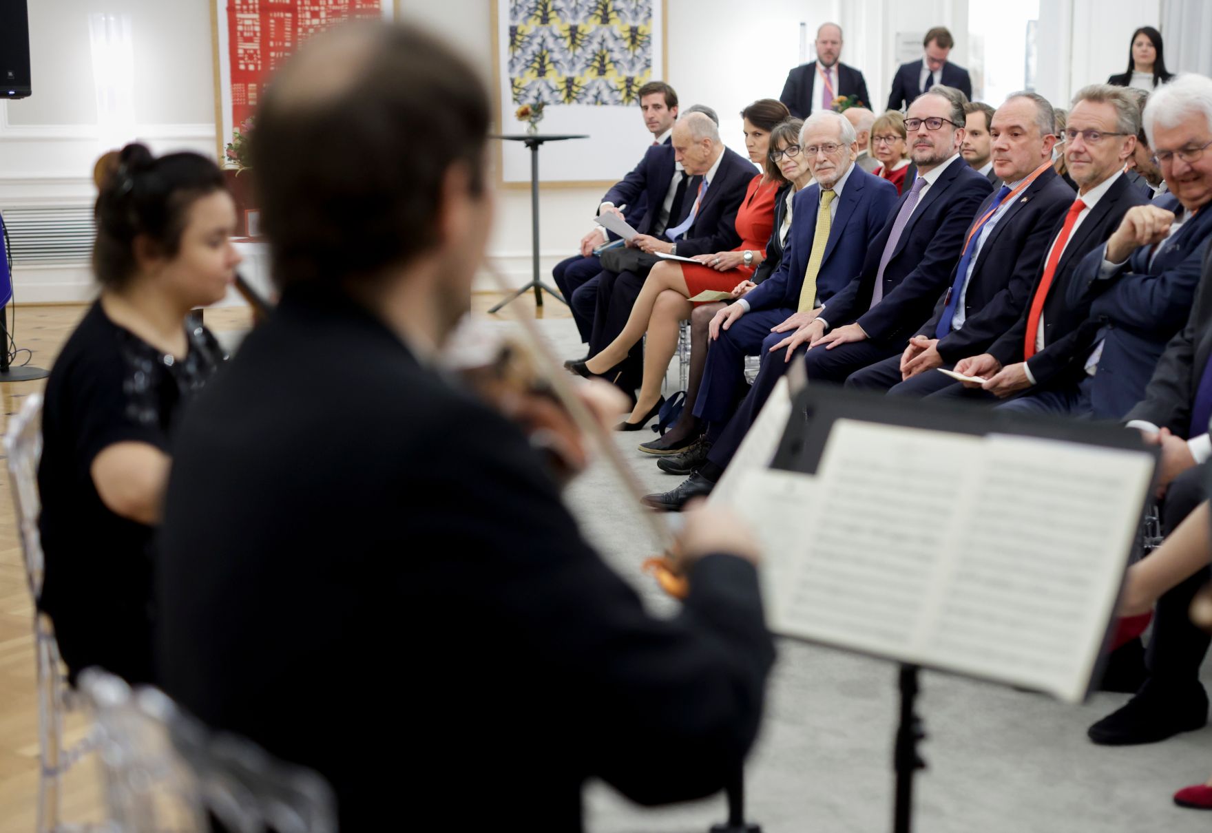Am 8. November 2021 &uuml;berreichte Bundeskanzler Alexander Schallenberg gemeinsam mit Bundesministerin Karoline Edtstadler ein Ehrenzeichen an Kurt Tutter.