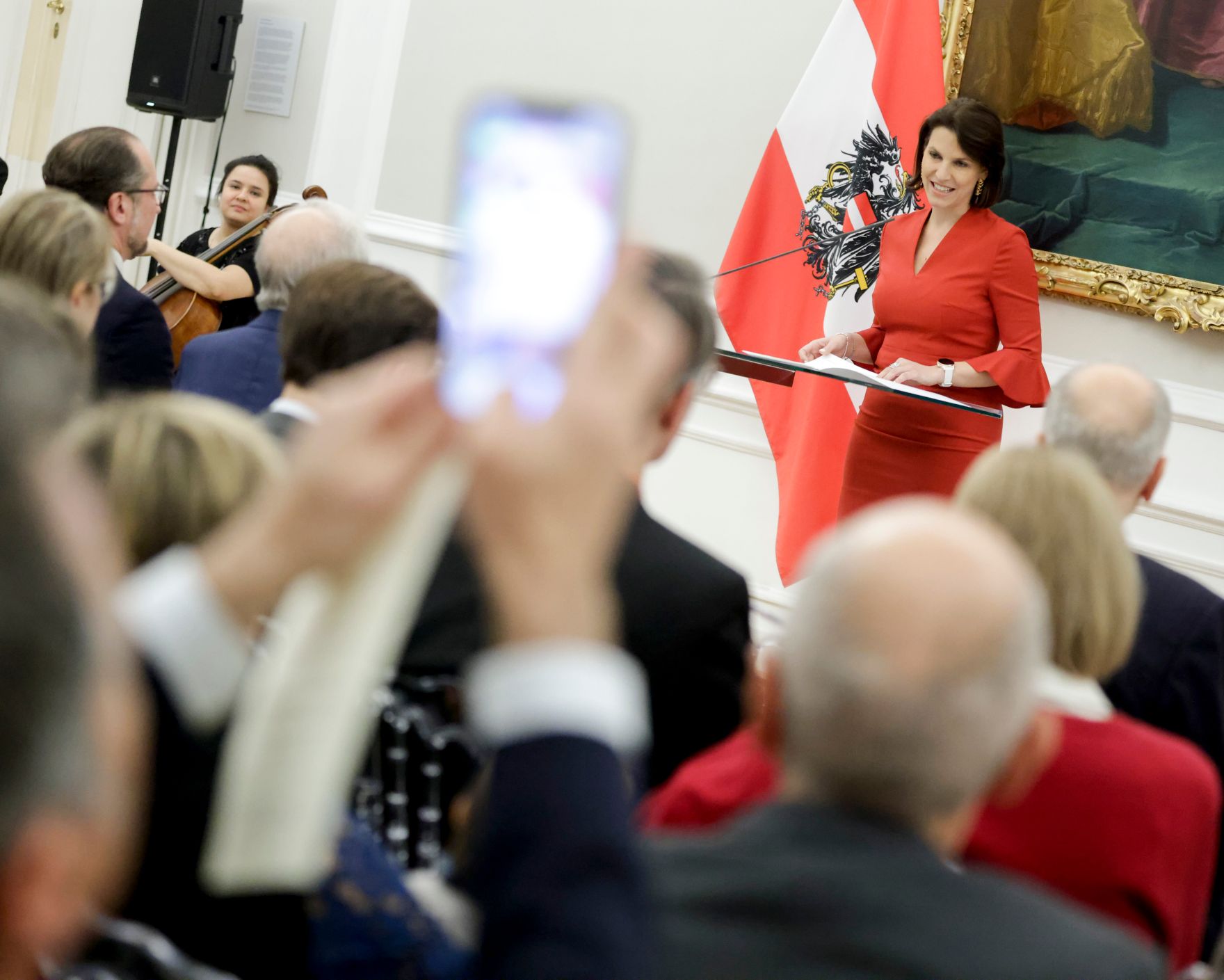 Am 8. November 2021 &uuml;berreichte Bundeskanzler Alexander Schallenberg gemeinsam mit Bundesministerin Karoline Edtstadler (im Bild) ein Ehrenzeichen an Kurt Tutter.