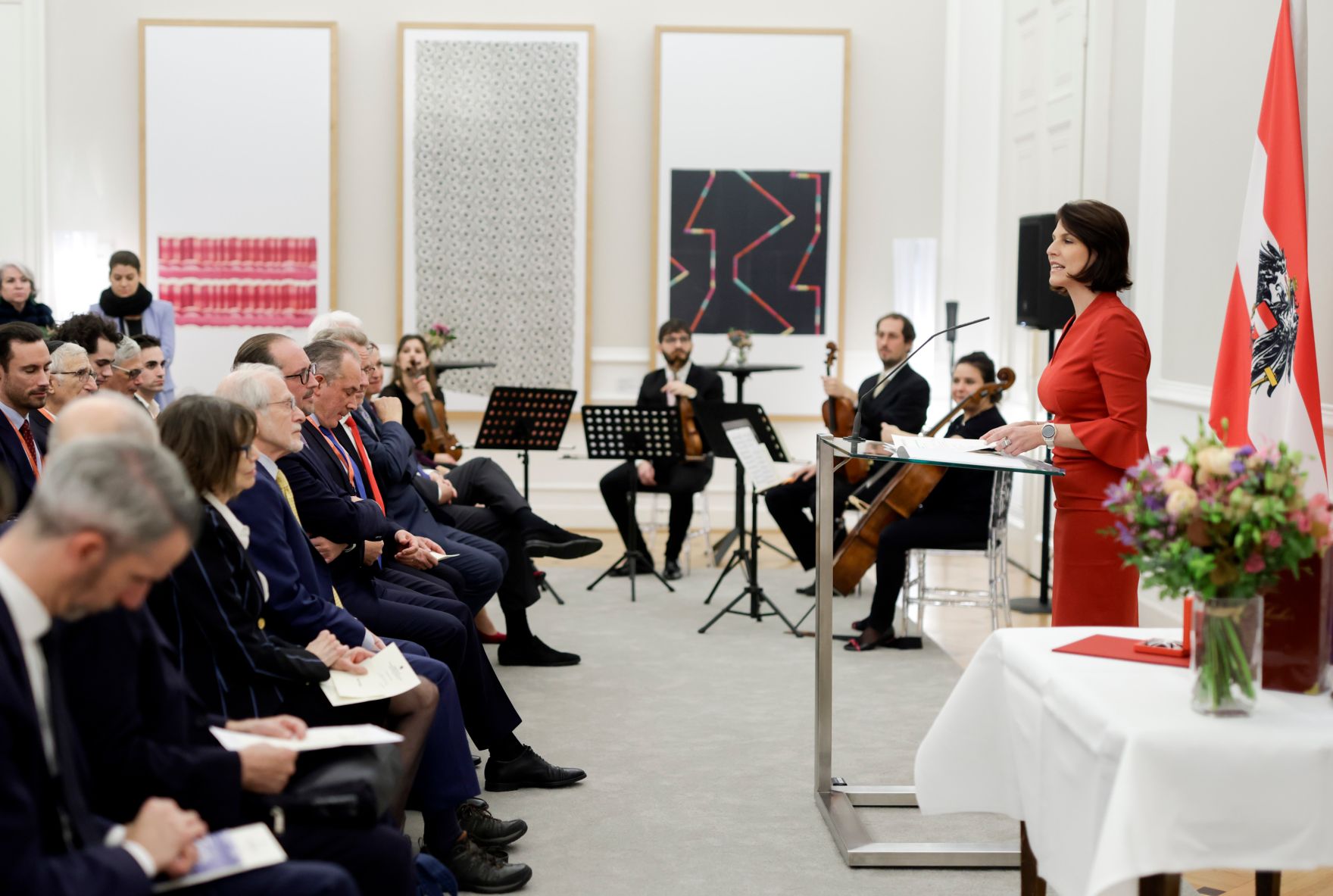 Am 8. November 2021 &uuml;berreichte Bundeskanzler Alexander Schallenberg gemeinsam mit Bundesministerin Karoline Edtstadler (r.) ein Ehrenzeichen an Kurt Tutter.