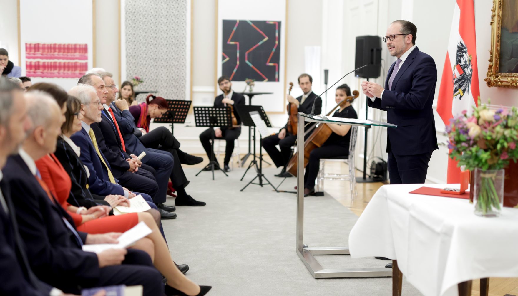 Am 8. November 2021 &uuml;berreichte Bundeskanzler Alexander Schallenberg (r.) gemeinsam mit Bundesministerin Karoline Edtstadler ein Ehrenzeichen an Kurt Tutter.