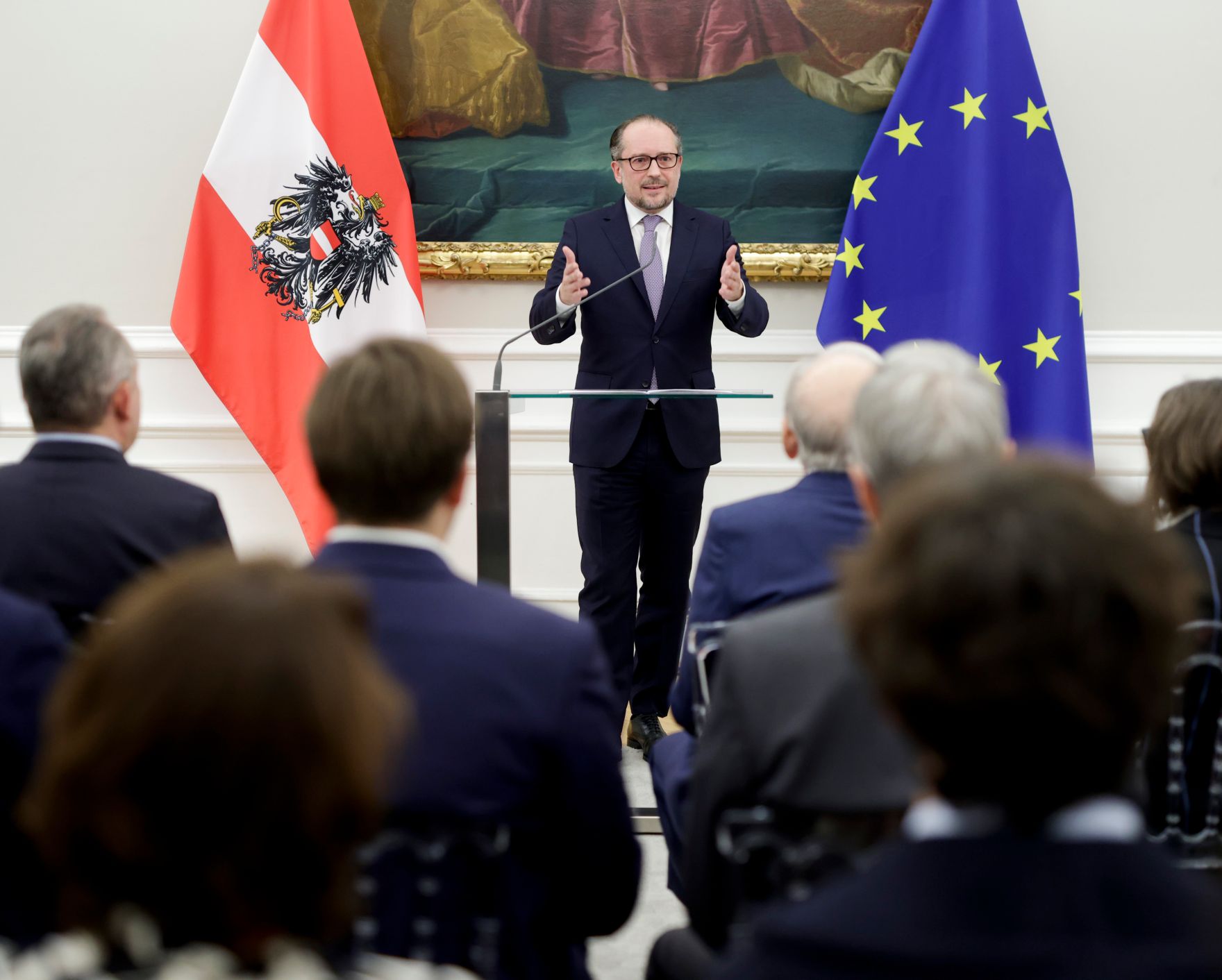 Am 8. November 2021 &uuml;berreichte Bundeskanzler Alexander Schallenberg (im Bild) gemeinsam mit Bundesministerin Karoline Edtstadler ein Ehrenzeichen an Kurt Tutter.