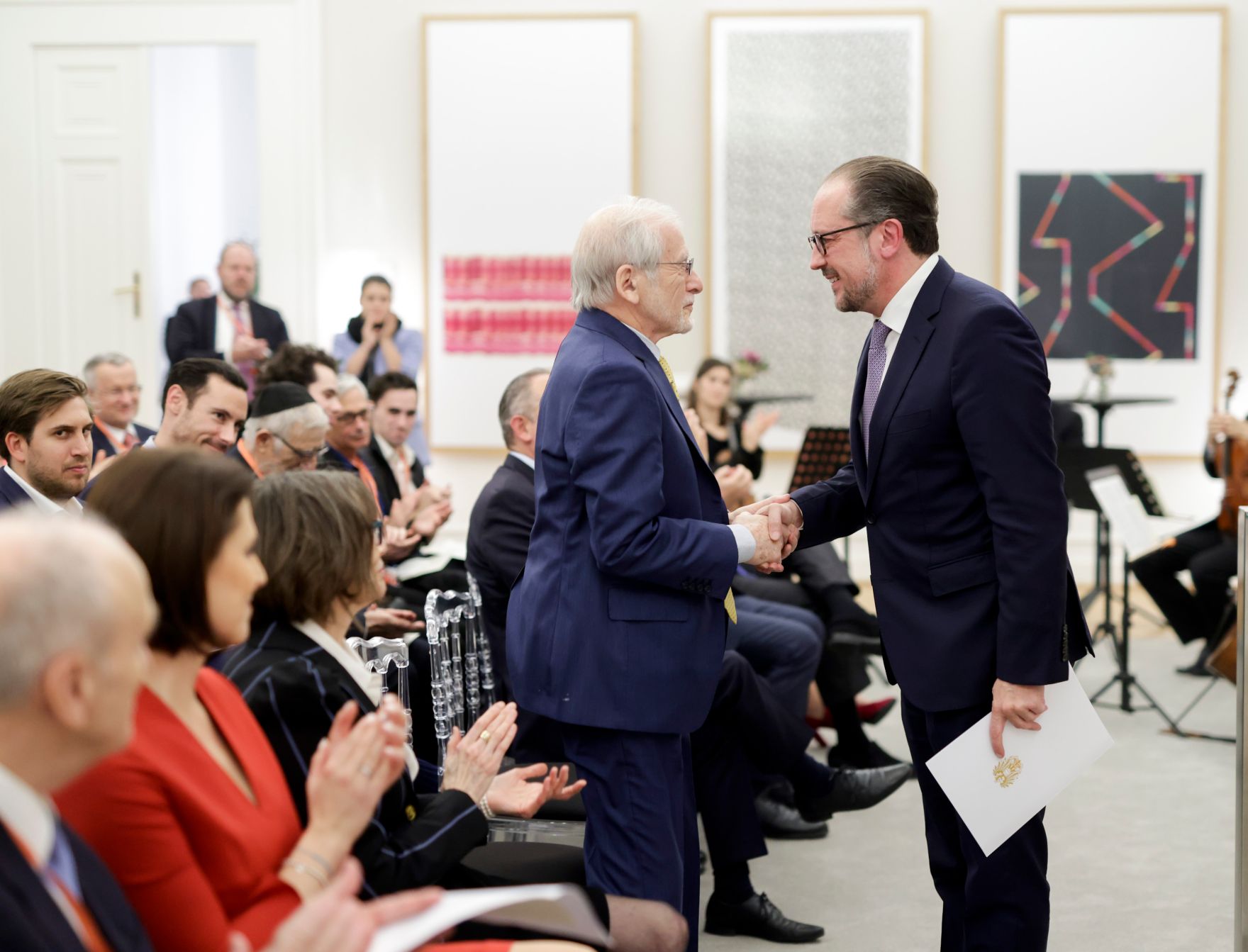 Am 8. November 2021 &uuml;berreichte Bundeskanzler Alexander Schallenberg (r.) gemeinsam mit Bundesministerin Karoline Edtstadler ein Ehrenzeichen an Kurt Tutter (l.).