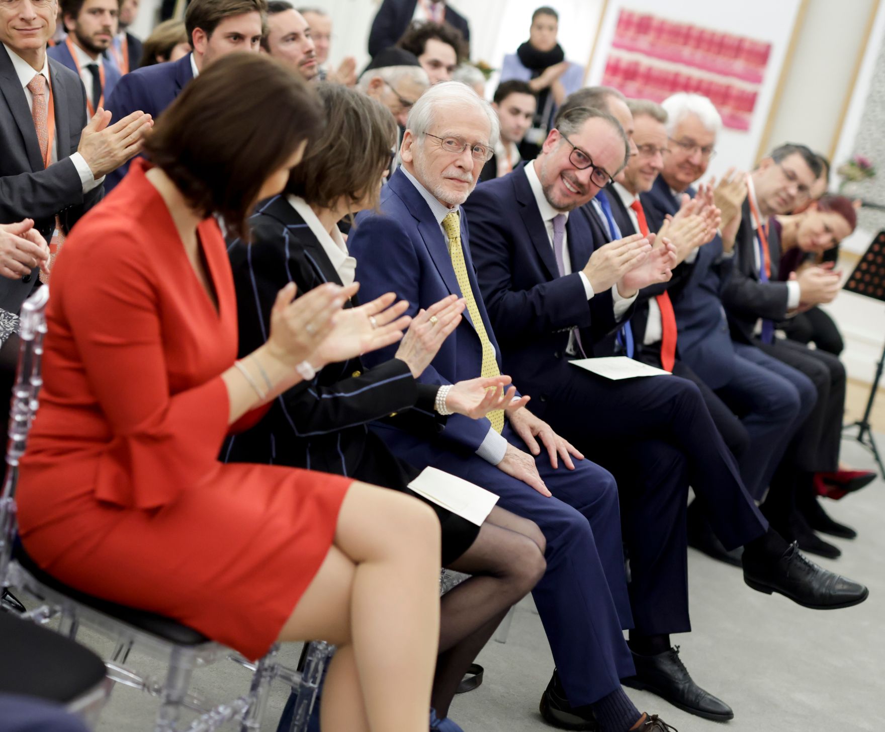 Am 8. November 2021 &uuml;berreichte Bundeskanzler Alexander Schallenberg gemeinsam mit Bundesministerin Karoline Edtstadler ein Ehrenzeichen an Kurt Tutter (m.).