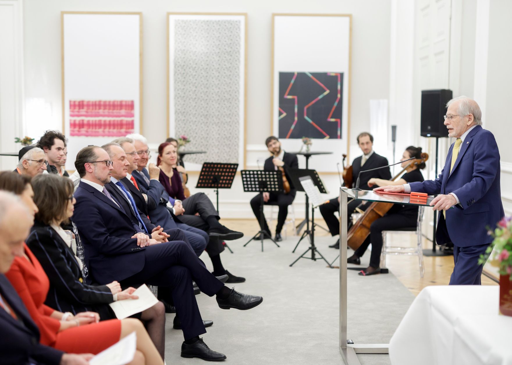 Am 8. November 2021 &uuml;berreichte Bundeskanzler Alexander Schallenberg gemeinsam mit Bundesministerin Karoline Edtstadler ein Ehrenzeichen an Kurt Tutter (r.).