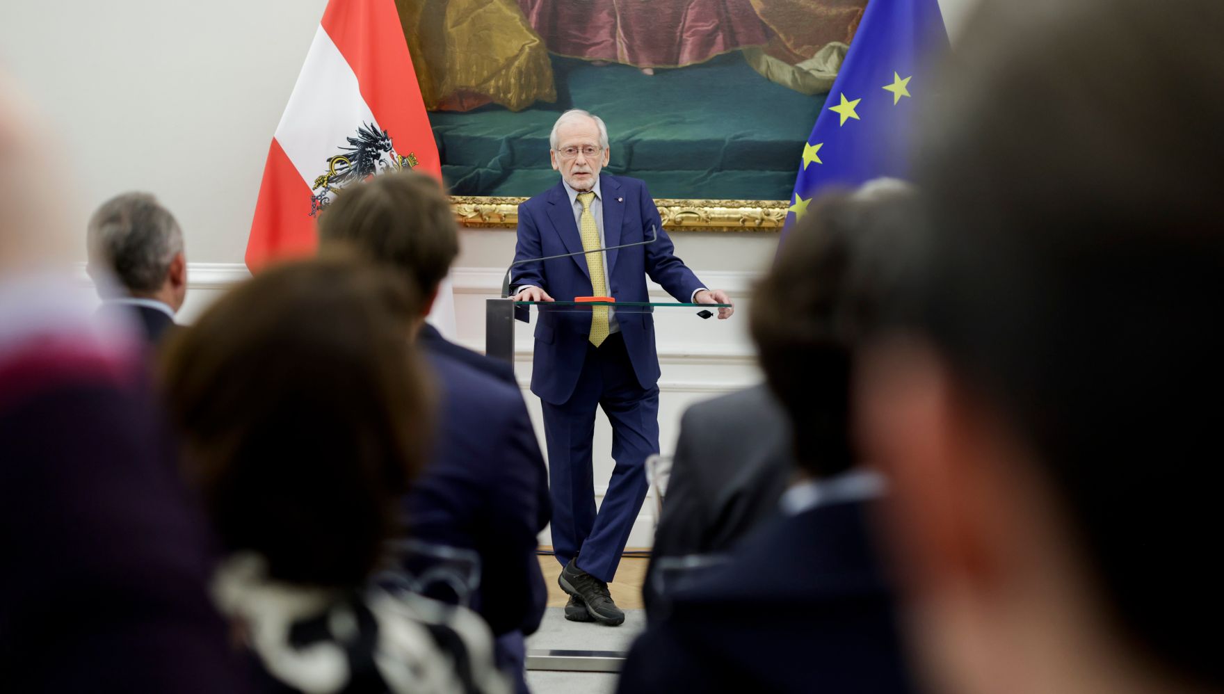 Am 8. November 2021 &uuml;berreichte Bundeskanzler Alexander Schallenberg gemeinsam mit Bundesministerin Karoline Edtstadler ein Ehrenzeichen an Kurt Tutter (im Bild).