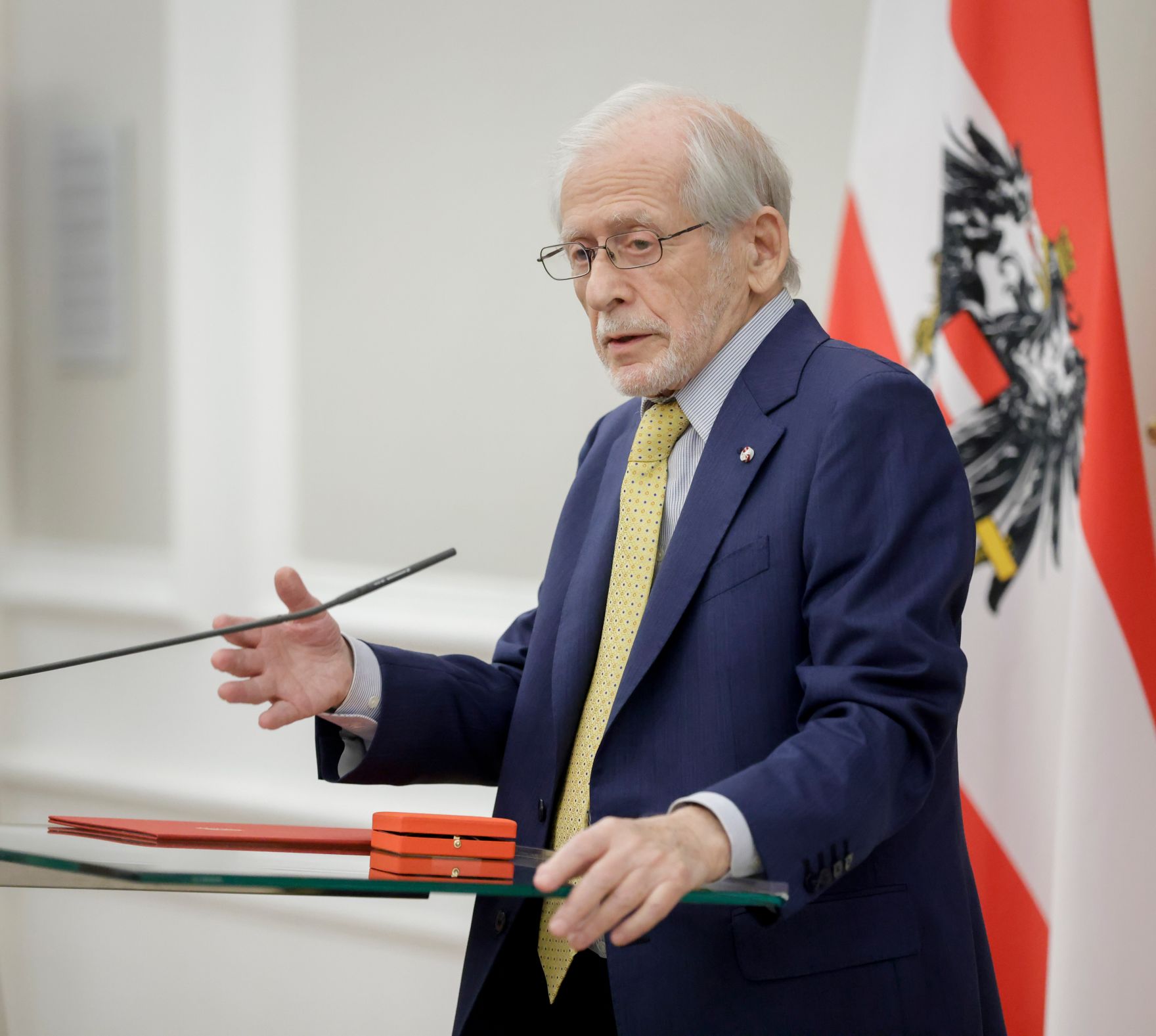 Am 8. November 2021 &uuml;berreichte Bundeskanzler Alexander Schallenberg gemeinsam mit Bundesministerin Karoline Edtstadler ein Ehrenzeichen an Kurt Tutter (im Bild).