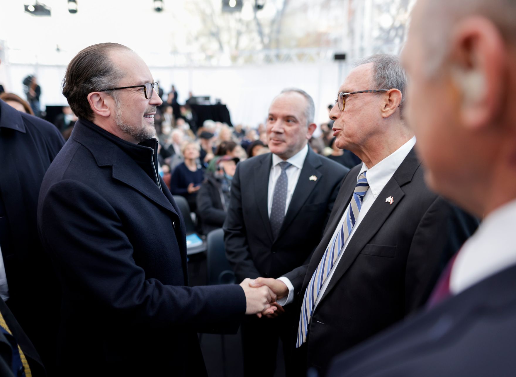 Am 9. November 2021 nahm Bundeskanzler Alexander Schallenberg (l.) an der Einweihung der Shoah-Namensmauer im Ostarrichipark teil. Im Bild mit dem israelischen Minister f&uuml;r Diaspora-Angelegenheiten Nachman Shai (r.)
