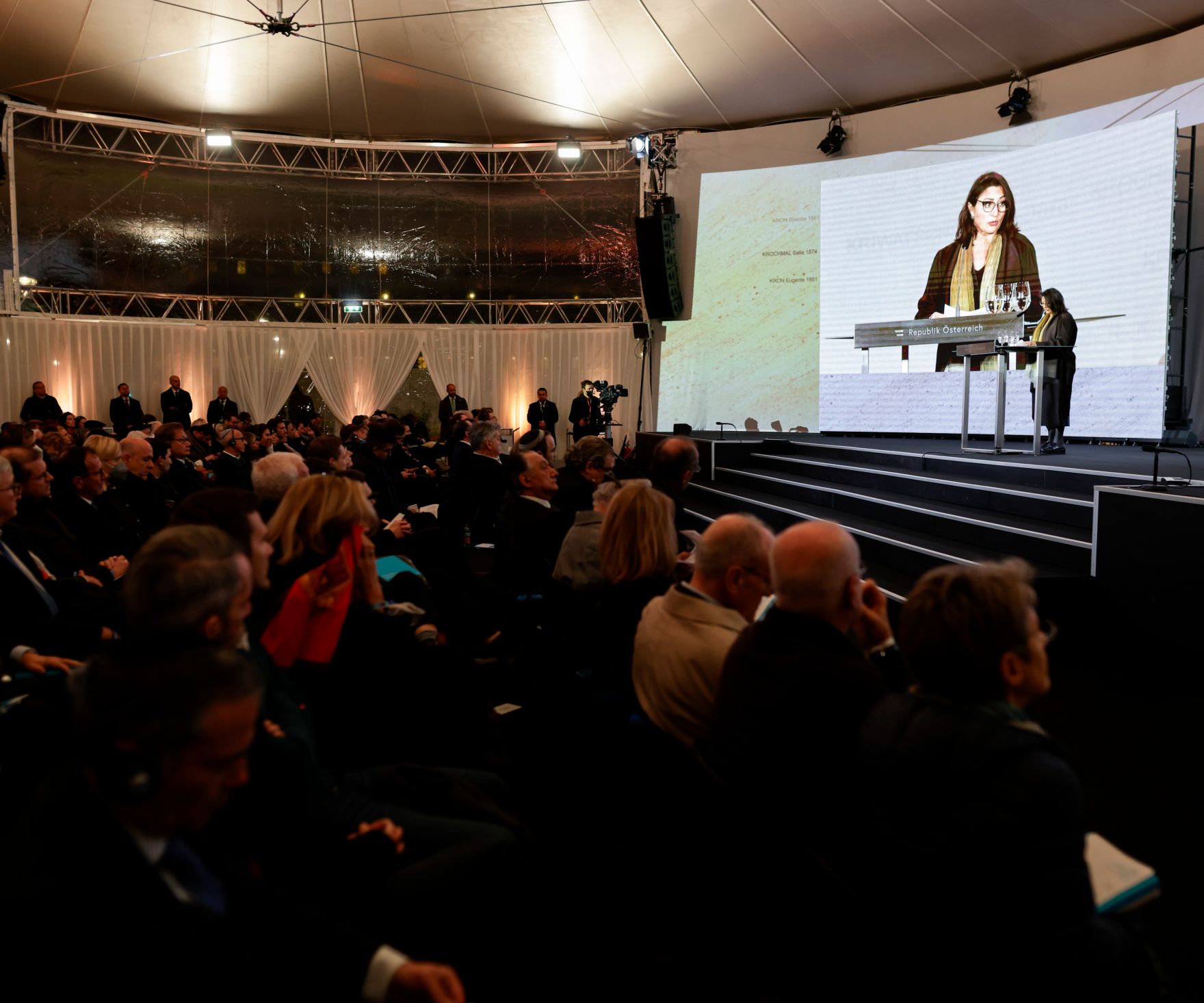 Am 9. November 2021 nahm Bundeskanzler Alexander Schallenberg an der Einweihung der Shoah-Namensmauer im Ostarrichipark teil. Im Bild Stadtr&auml;tin Veronica Kaup-Hasler.