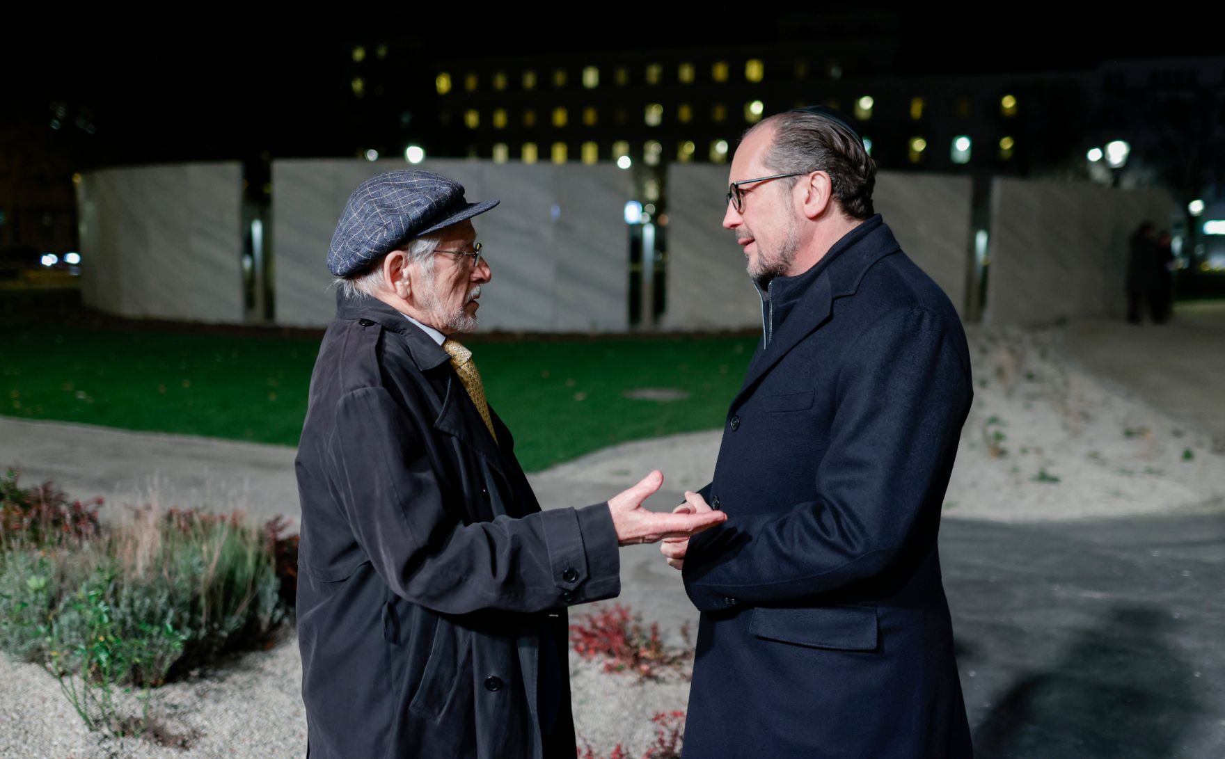 Am 9. November 2021 nahm Bundeskanzler Alexander Schallenberg (r.) an der Einweihung der Shoah-Namensmauer im Ostarrichipark teil. Im Bild mit Kurt Tutter (l.).