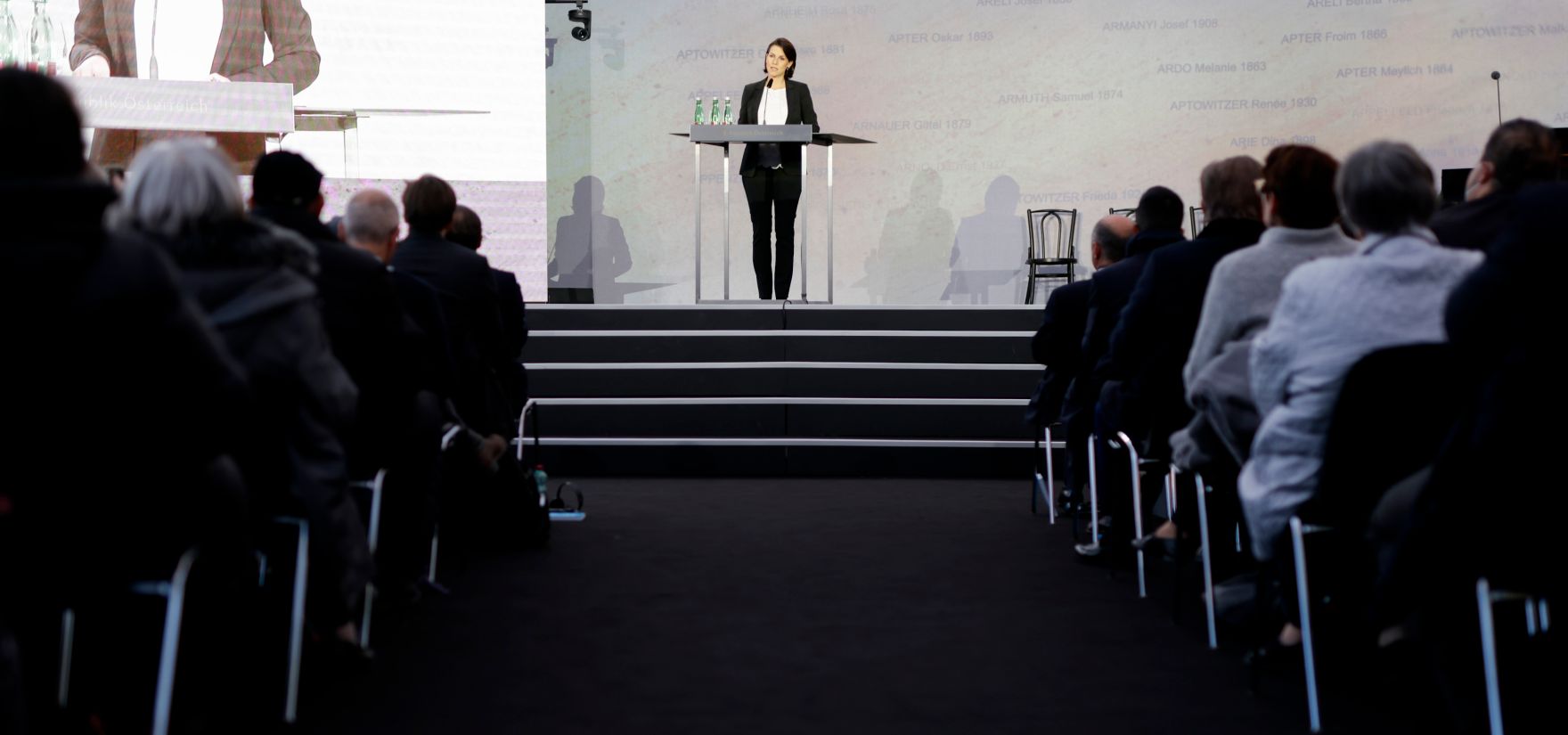 Am 9. November 2021 nahm Bundeskanzler Alexander Schallenberg an der Einweihung der Shoah-Namensmauer im Ostarrichipark teil. Im Bild Bundesministerin Karoline Edtstadler.